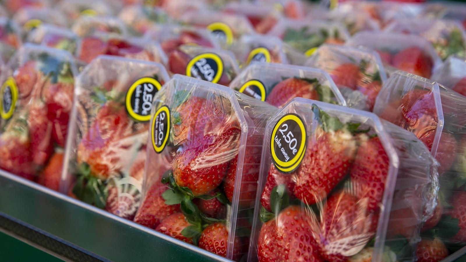 Fruta envuelta en plástico en una frutería en Barcelona