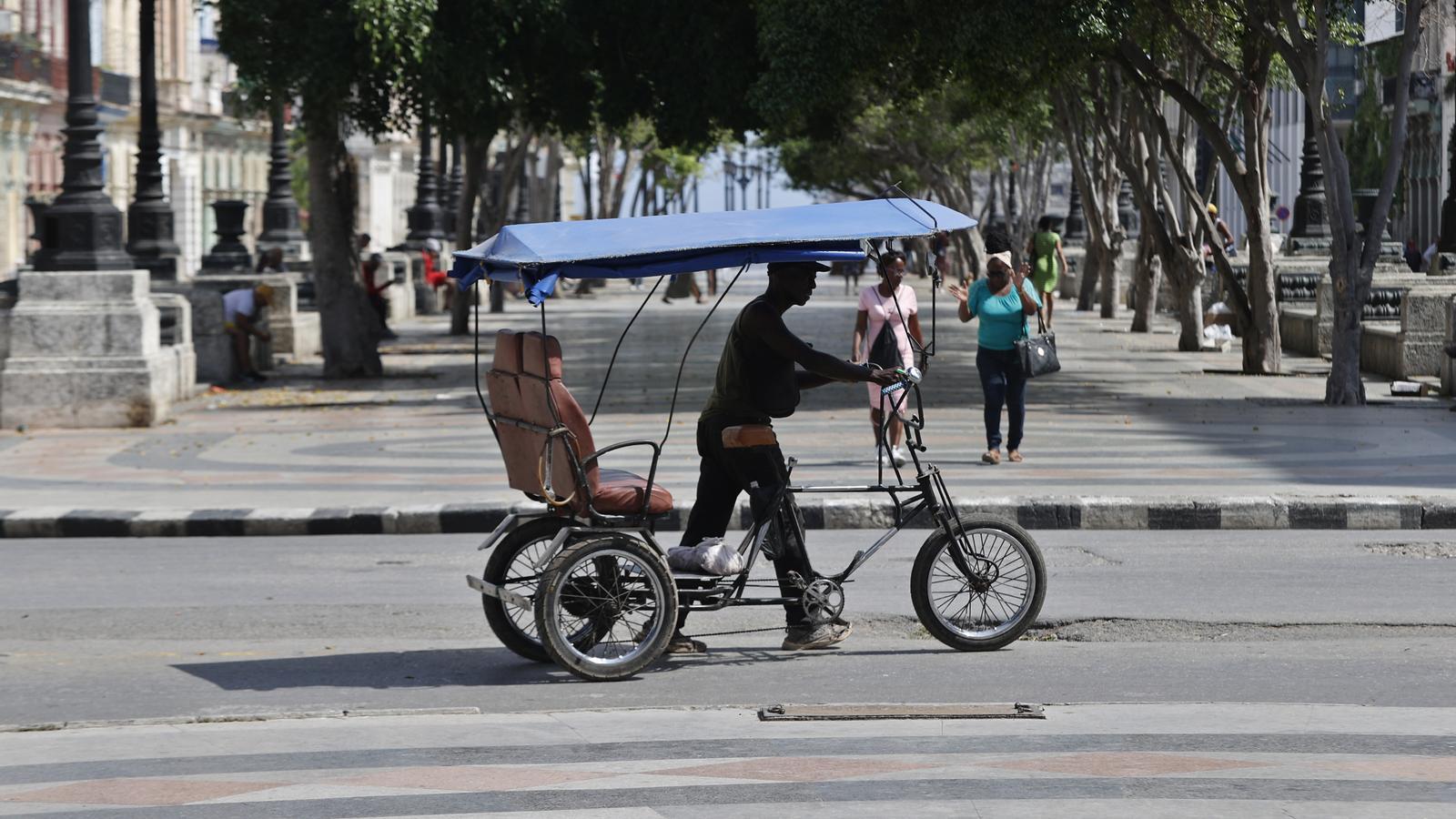 Un bicitaxi circulando por La Habana este abril.