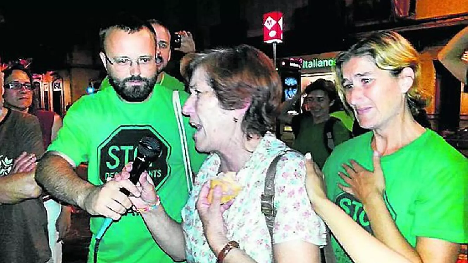 L’ÚLTIMA MOBILITZACIÓ AMB VICTÒRIA DE LA PAH
La Plataforma d’Afectats per la Hipoteca (PAH) va ocupar dijous la seu del districte de Sants (foto) per exigir un habitatge definitiu per a la família Sánchez, que va ser desnonada després de quatre intents frustrats. Finalment l’Ajuntament de Barcelona els va assegurar que la Irene, la mare, i els seus tres fills -de 12, 11 i 6 anys- tindran un pis a Marina.