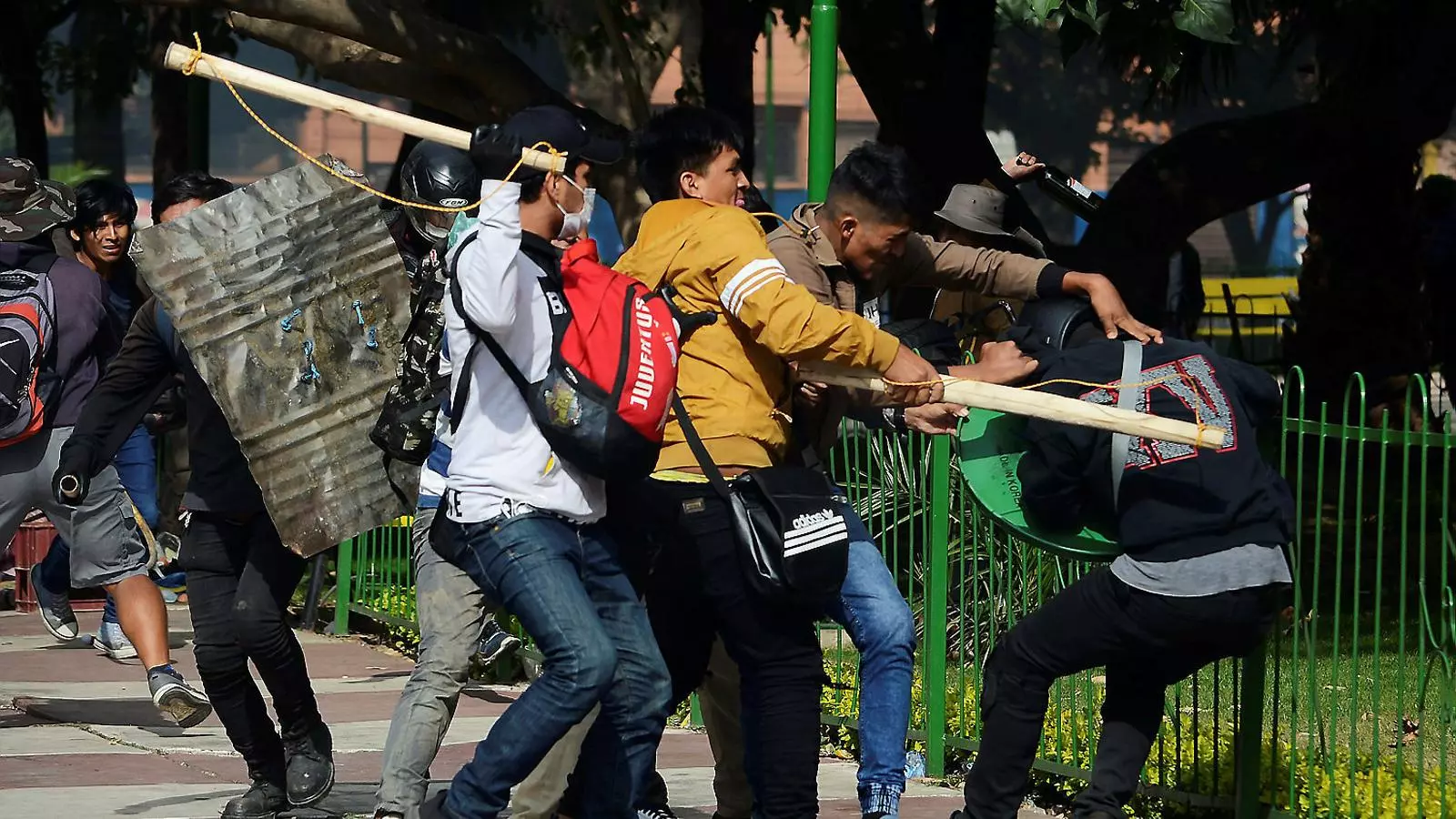 Seguidors d’Evo Morales pegant a un manifestant de l’oposició a la ciutat de Cochabamba.