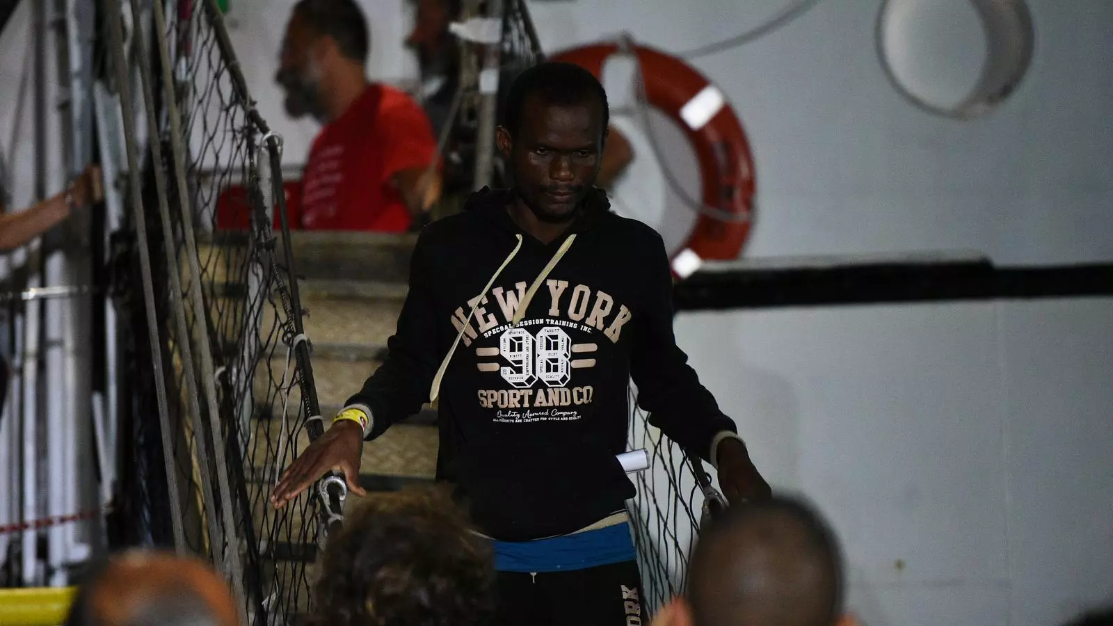 Un dels migrants, desembarcant a Lampedusa després de 20 dies d'espera