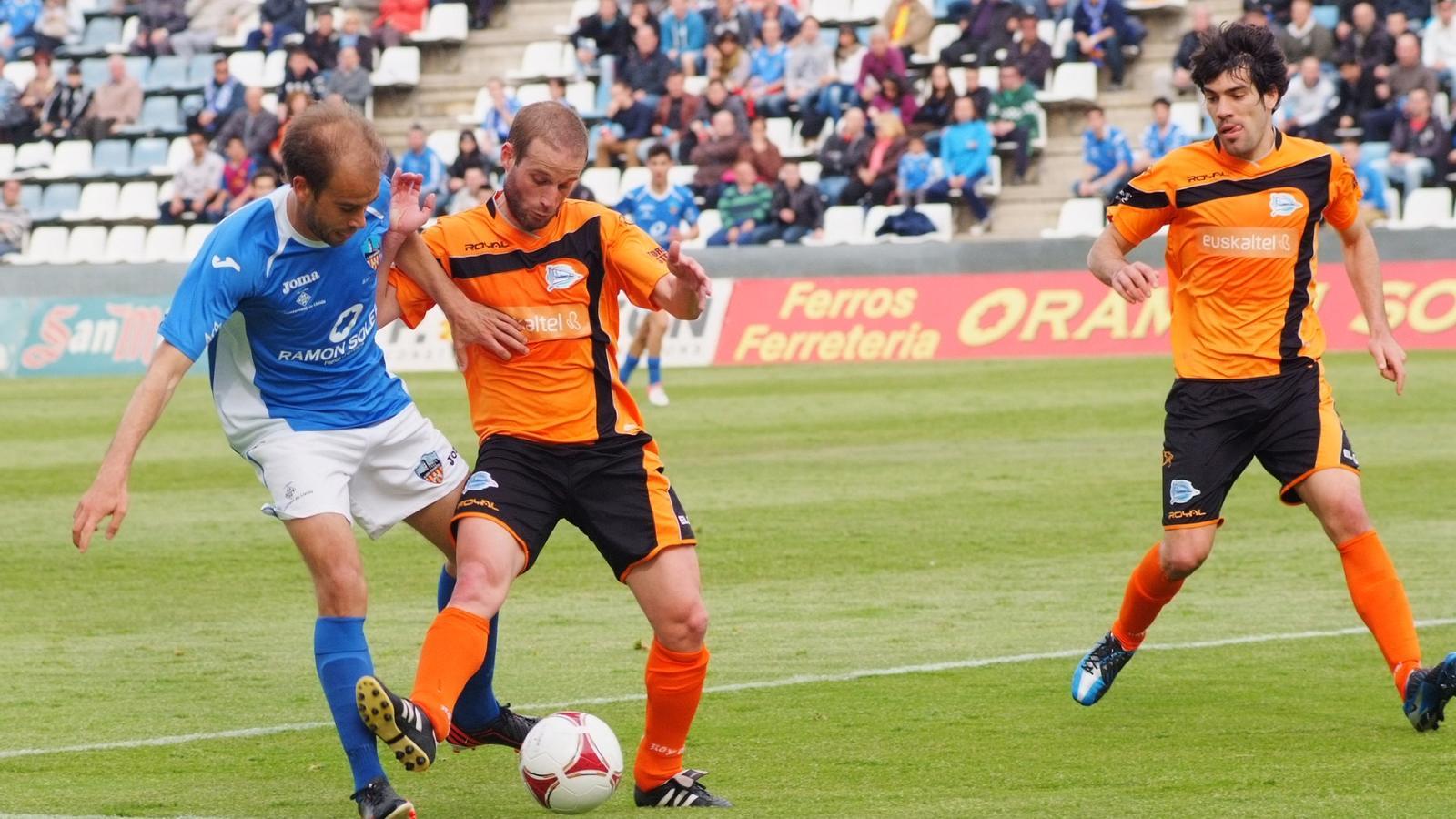 Álex Cacho en acció contra l'Alabès en l'últim partit del Lleida Esportiu al Camp d'Esports.