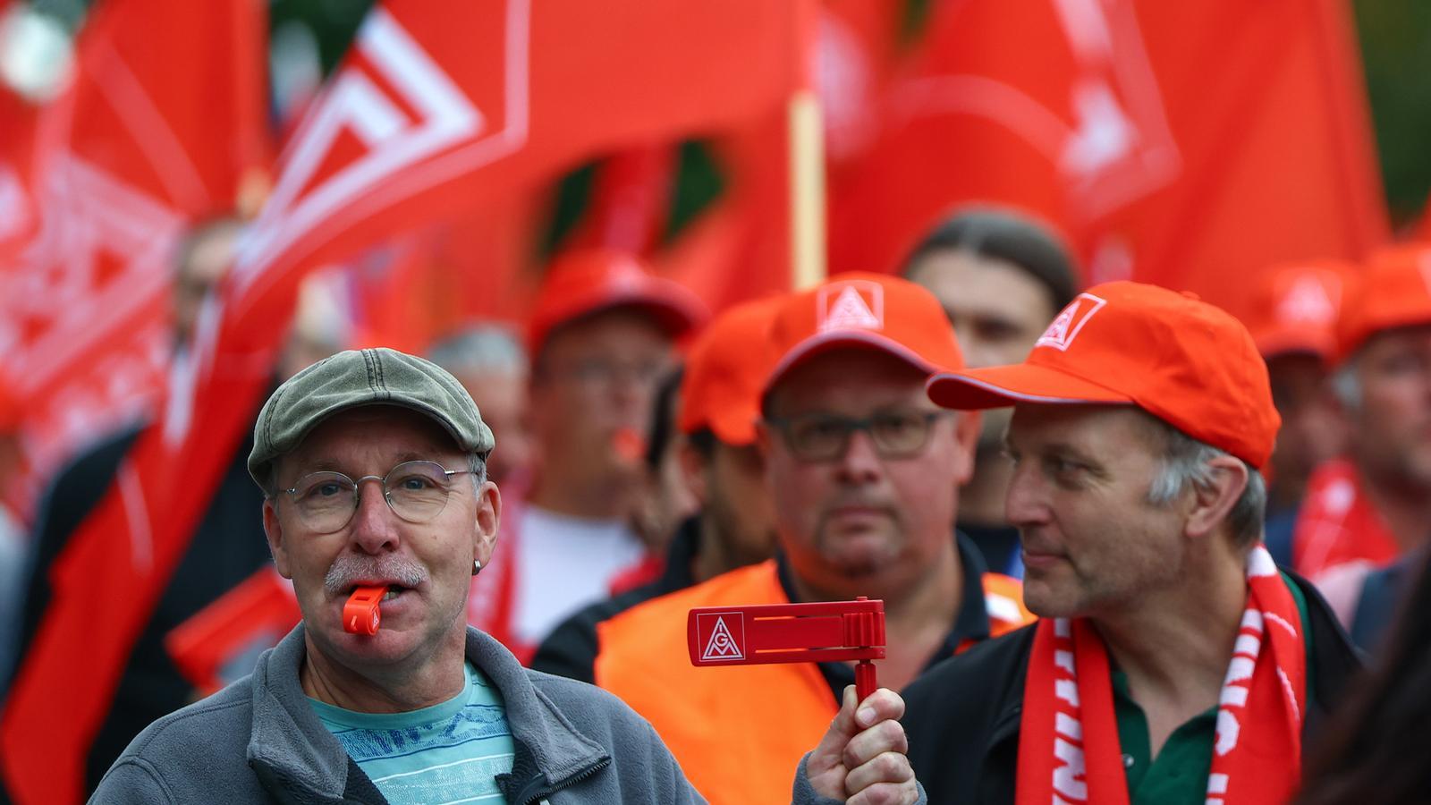 Workers of the Volkswagen group demonstrate during the supervisory board meeting.