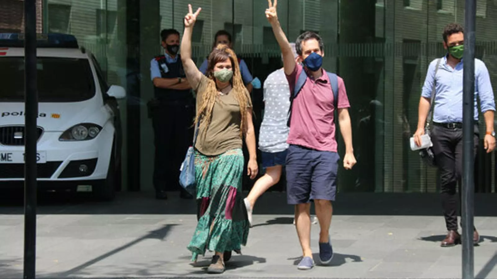 El portaveu del Sindicat de Llogaters, Jaime Palomera, i una de les activistes absolta després de conèixer la sentència