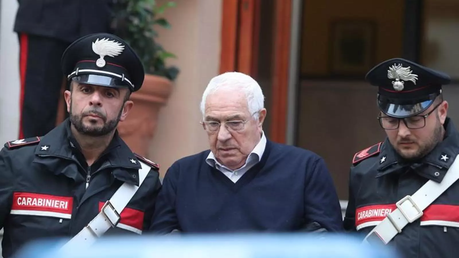 Dos carrabiners condueixen Settimino Mineo cap a una patrulla en ser detingut a Palerm
