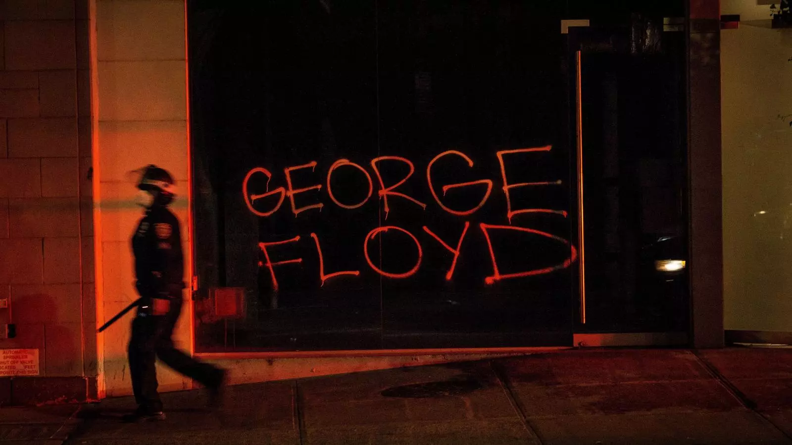 Un agent de la policia de Nova York durant les batudes contra els manifestants que protestaven per la mort de George Floyd, el passat diumenge 31 de maig