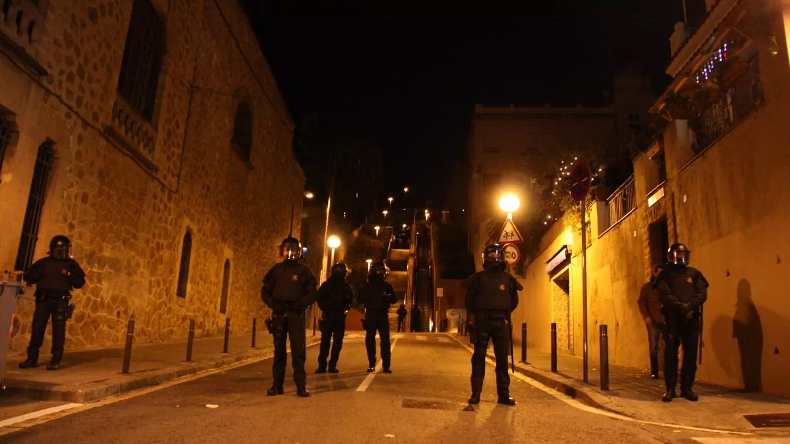 El fort desplegament dels Mossos d'Esquadra impedeix acostar-se a la 'Kasa de la Muntanya' / ACN