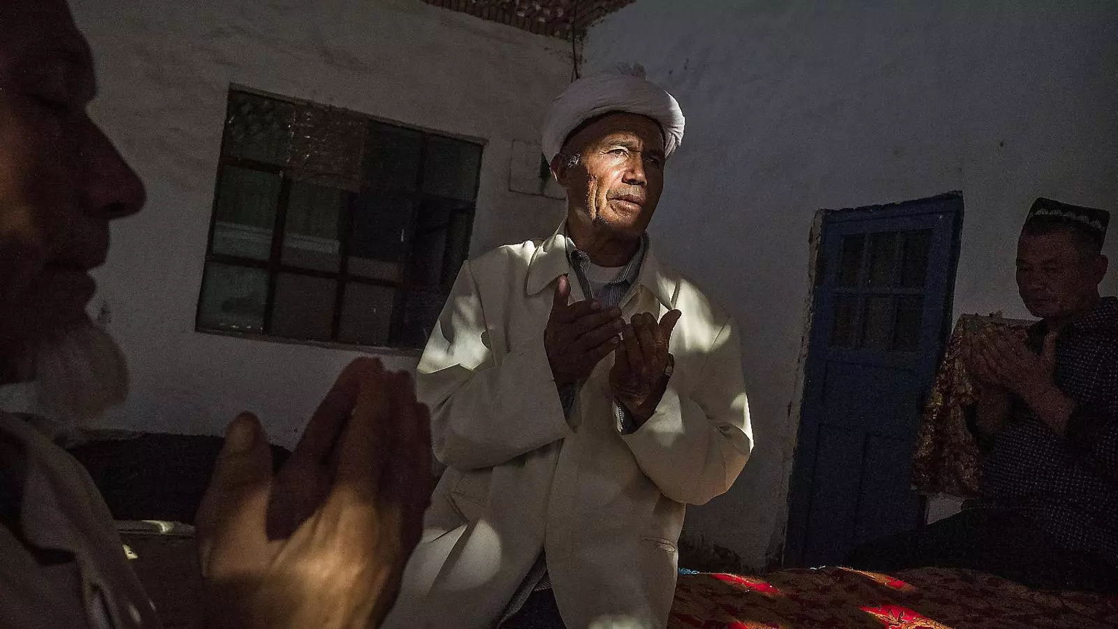 Un home uigur resant durant la festa del sacrifici del 2016 a la província xinesa de Xinjiang, on hi ha majoria de musulmans, molt perseguits pel govern xinès.