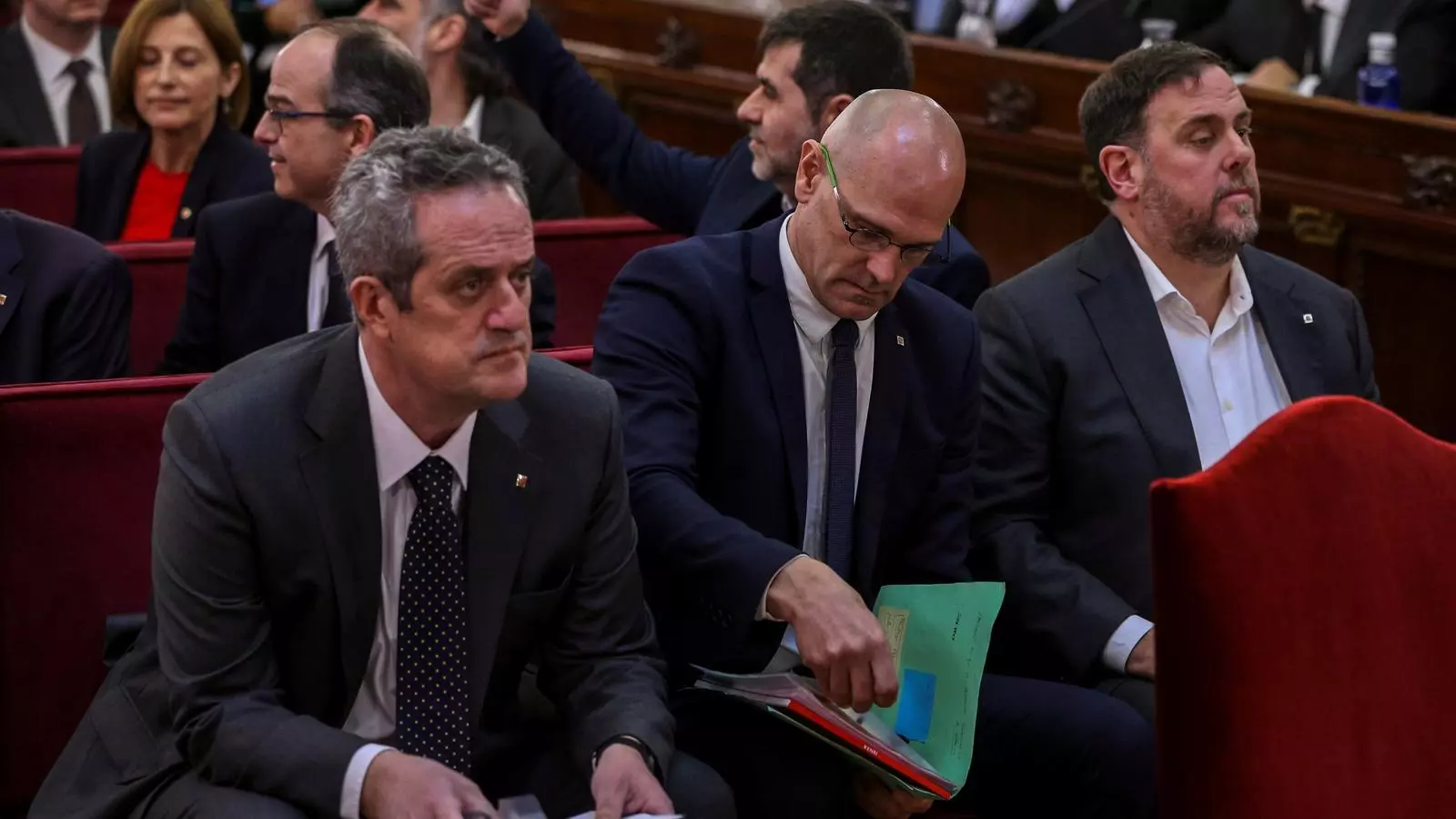 Oriol Junqueras (dreta), amb Raül Romeva i Joaquim Forn durant el primer dia del judici.