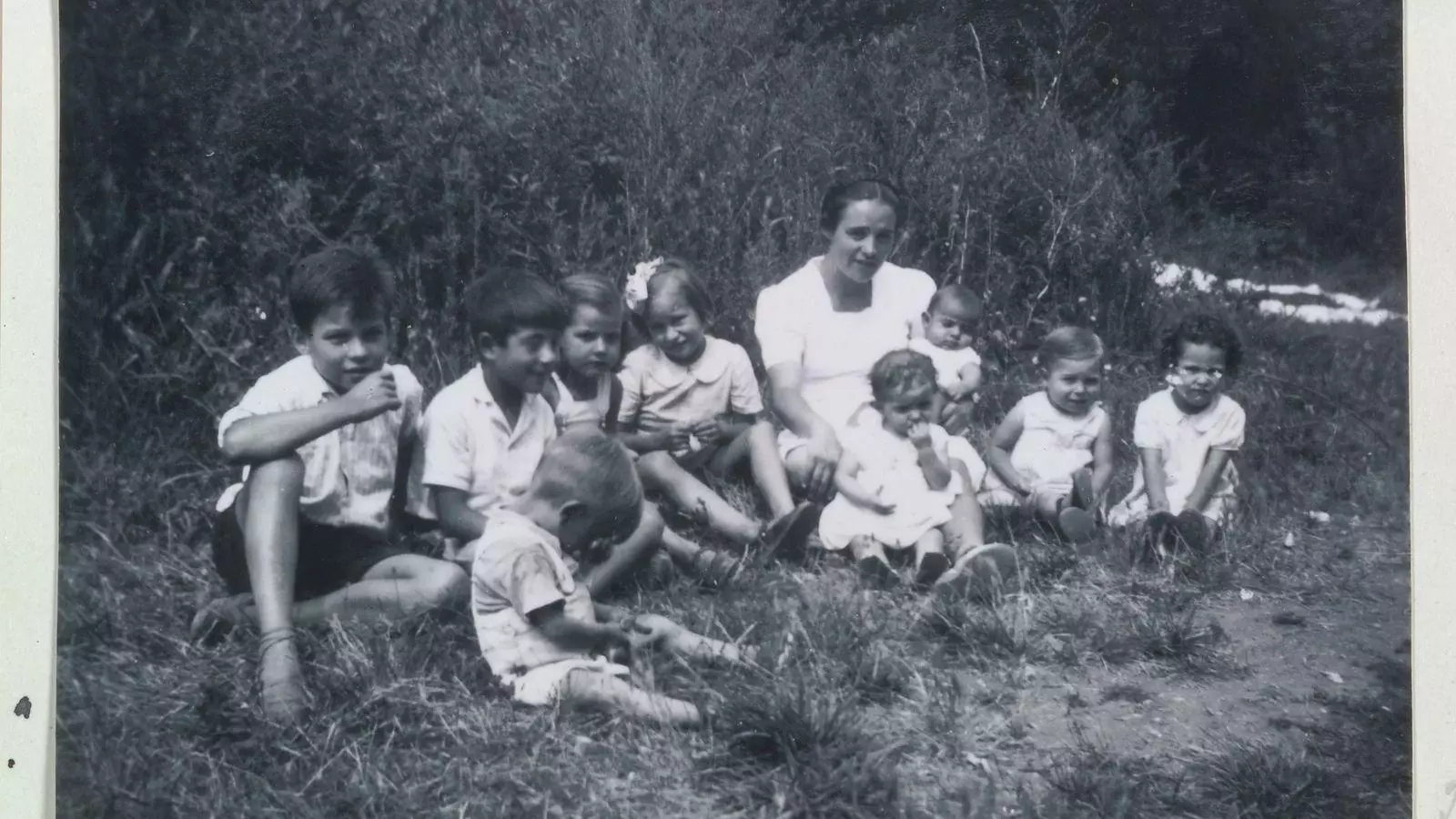 Elisabeth Eidenbenz amb alguns dels infants nascuts a Elna