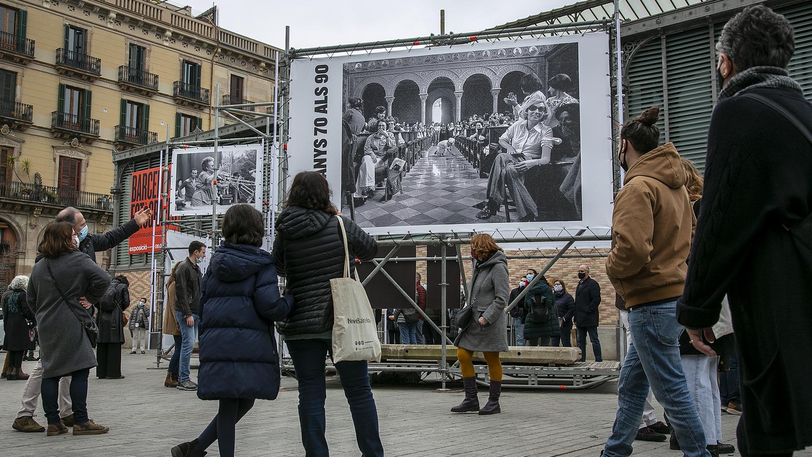 'Barcelona Fotògrafes' expuesta en la plaza Comercial de Barcelona