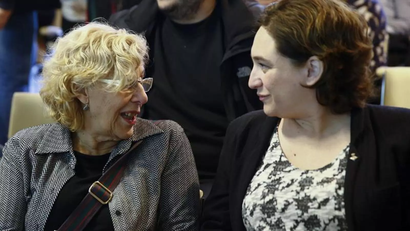 Les alcaldesses de Madrid, Manuela Carmena, i Barcelona, Ada Colau, en un acte organitzat per ONU Hàbitat aquest dimecres a la capital espanyola. EFE
