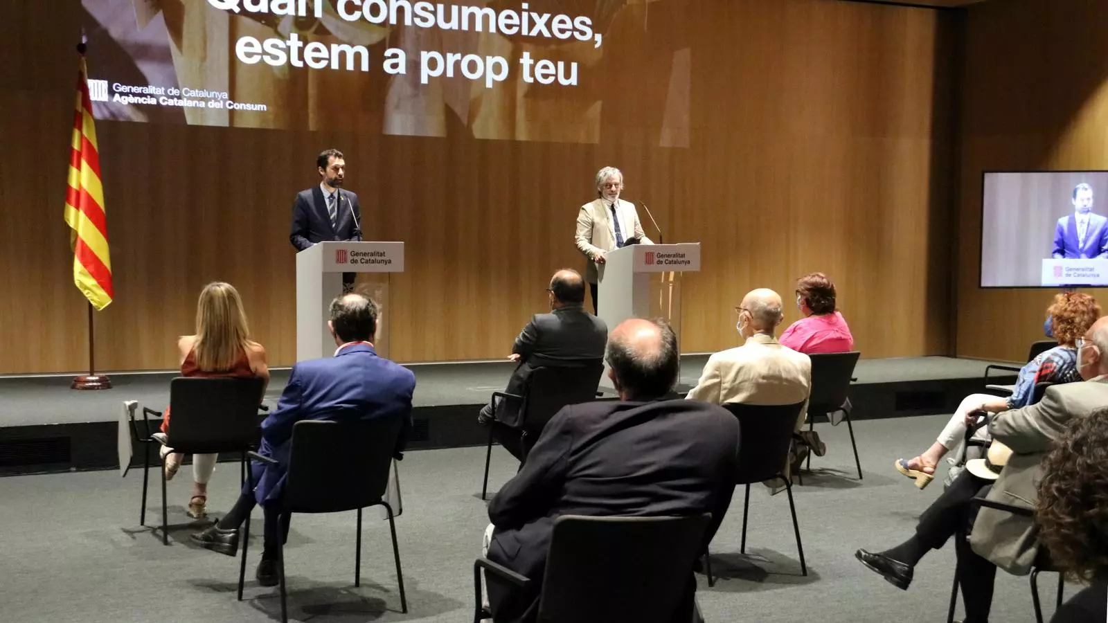 El conseller d'Empresa i Treball, Roger Torrent, i el director de l'ACC, Francesc Sutrias, en la presentació dels objectius i actuacions per a aquesta legislatura.
