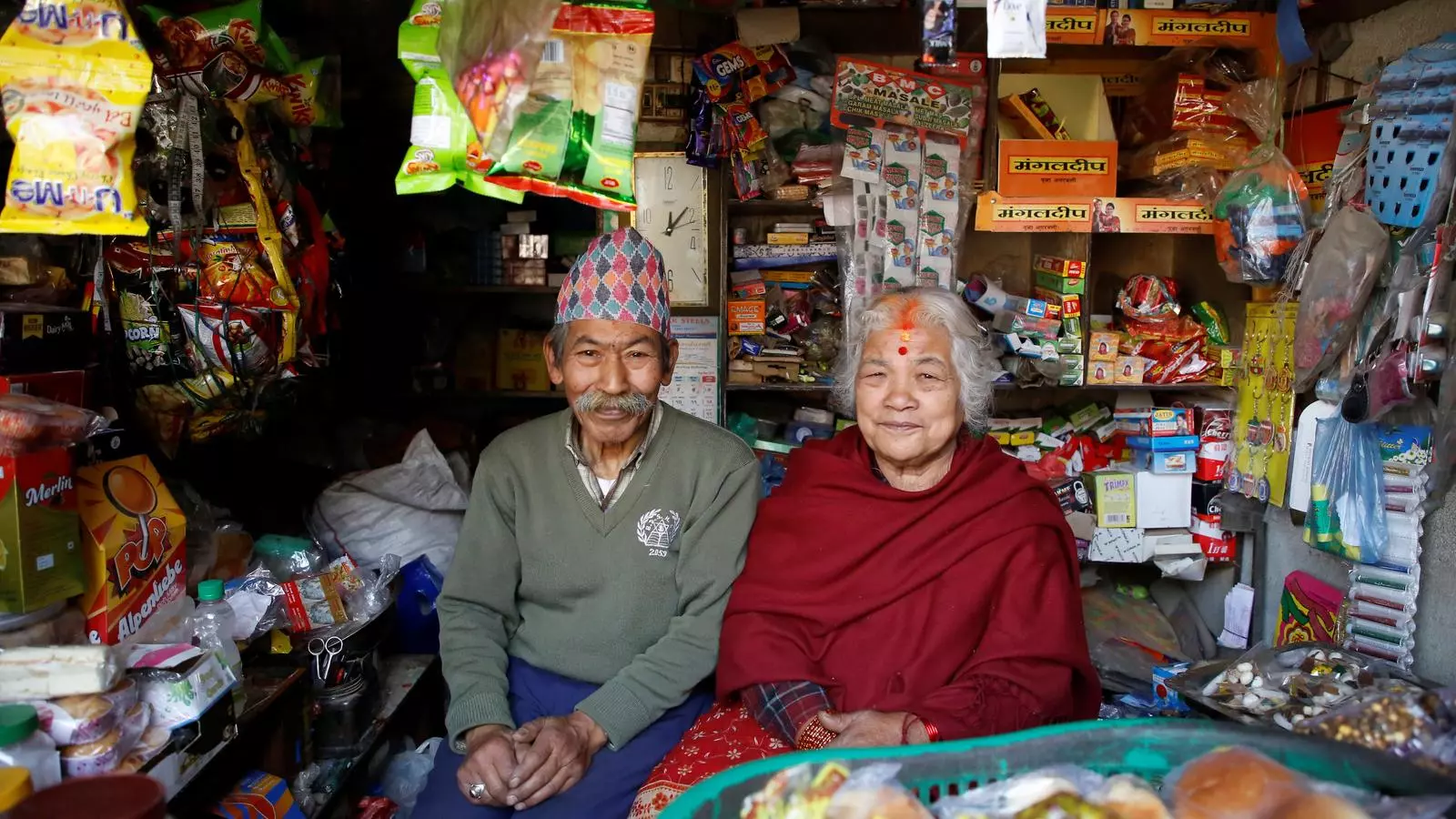 Nhuchhe Amatya (76), un contable jubilat, i la seva dona, Raywoti (74), a la seva botiga a Lalitpur. Fa 59 anys que són casats. «Vaig veure la Raywoti per primera vegada a casa meva, tot just després d’haver-nos casat»