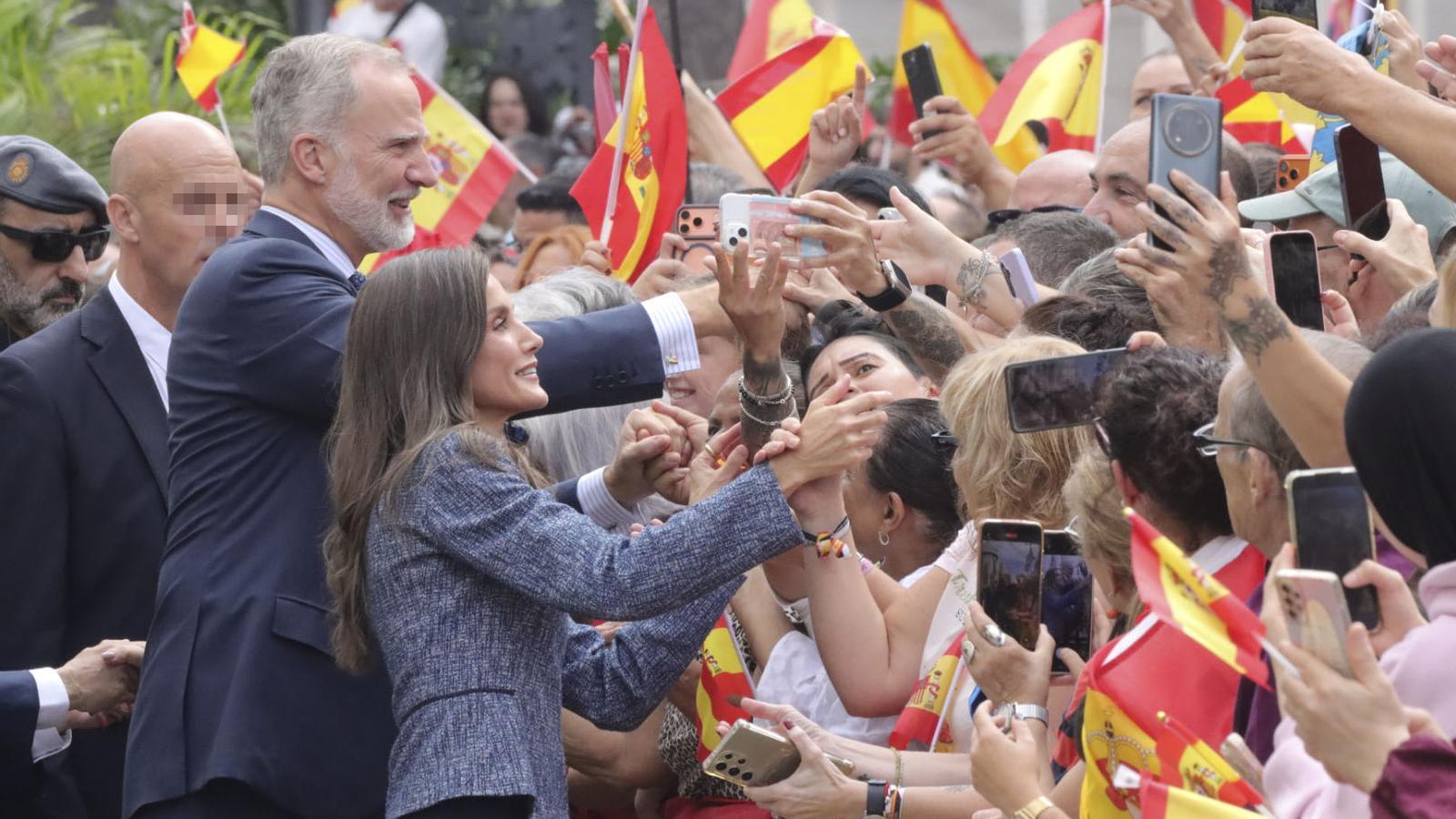Felipe VI y Letizia recibidos por una multitud de gente a las puertas del ayuntamiento de Ceuta este martes 13 de octubre de 2026.