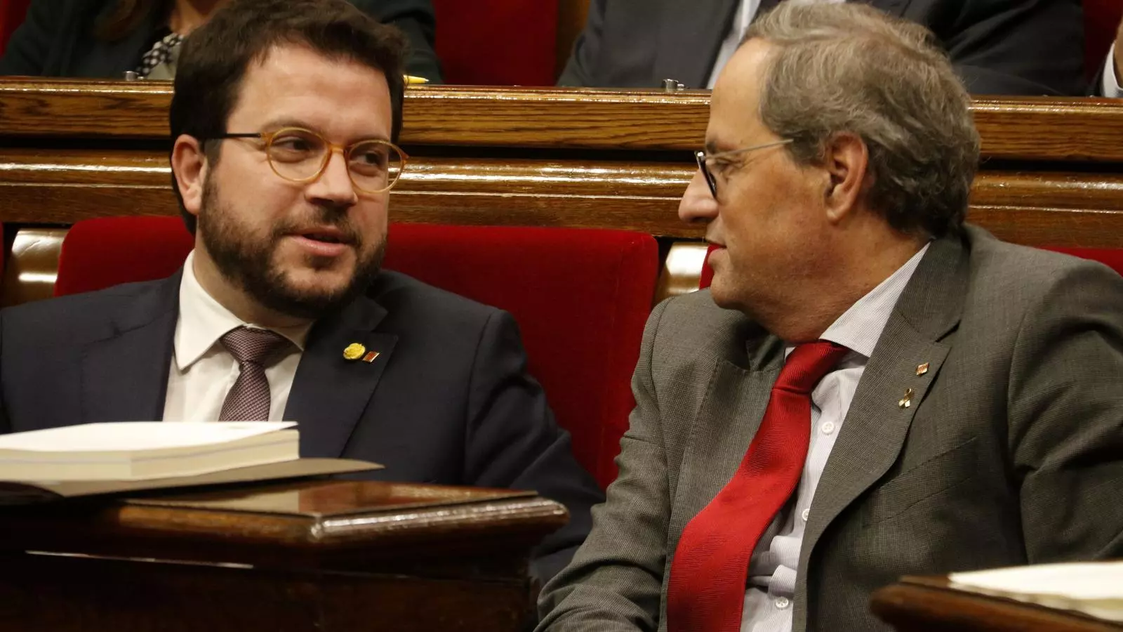 El vicepresident Pere Aragonès, ahir conversant amb el president de la Generalitat, Quim Torra, durant el ple del Parlament