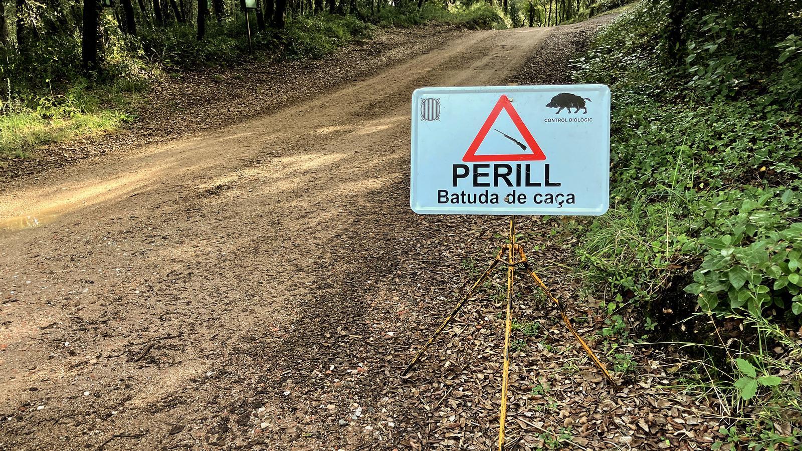 A sign warns of the wild boar hunt.