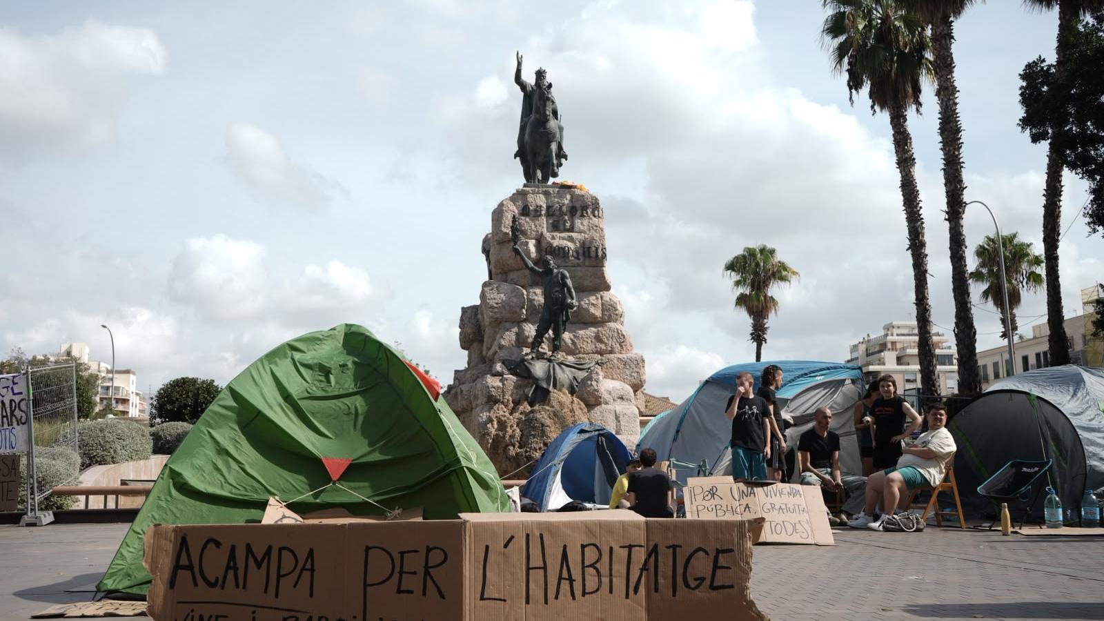 La acampada por el derecho a la vivienda en la plaza de España este martes mediodía