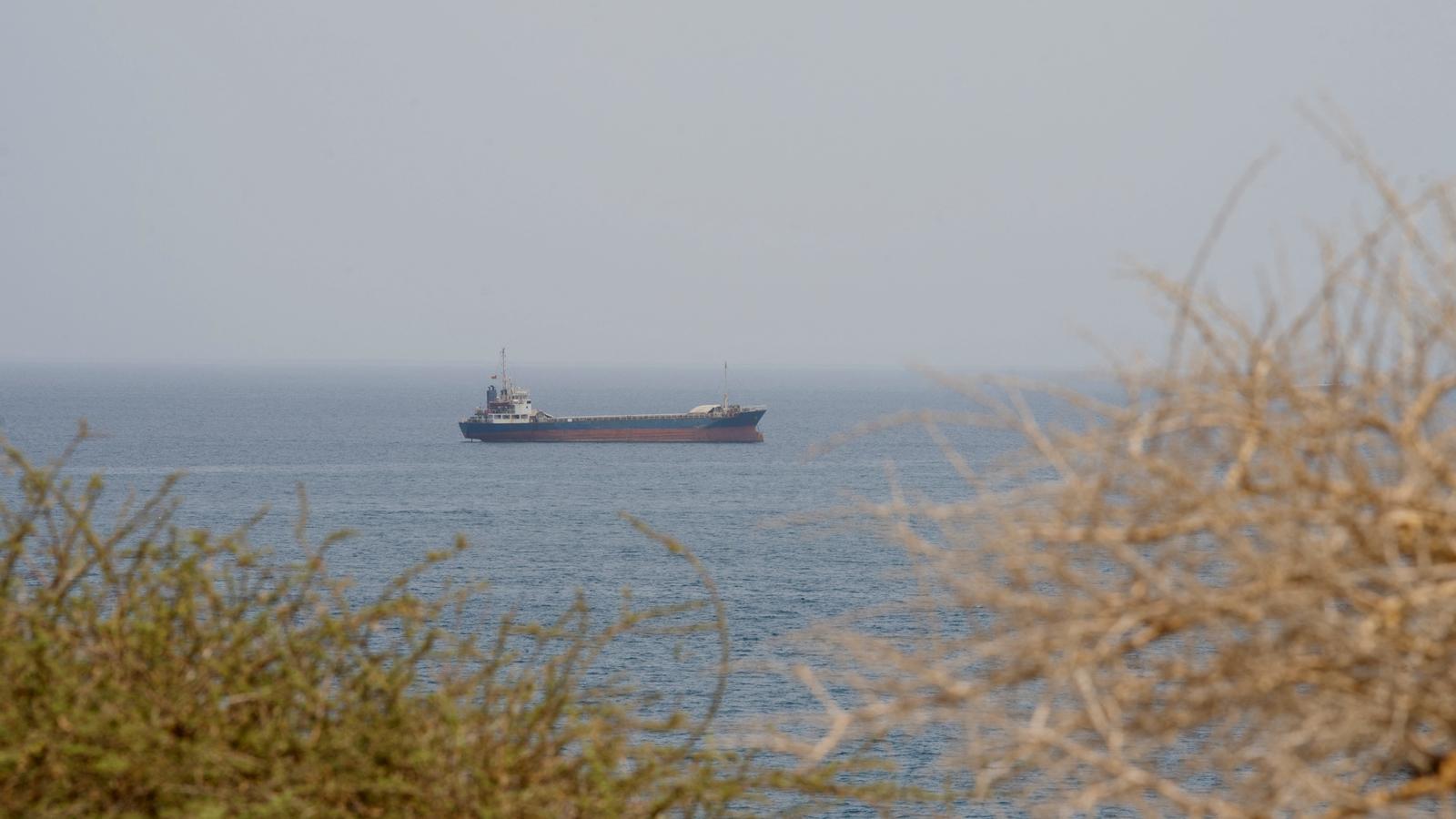 Un barco cerca del estrecho de Ormuz, fotografiado desde Omán a principios de agosto.