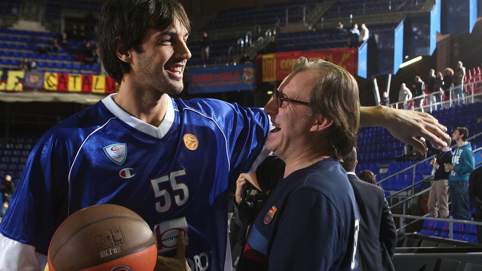 EMOTIU RECORD PER A BASILE  Gianluca Basile, el jugador estranger que més partits ha jugat amb el Barça (327), saluda Toni Bové al Palau Blaugrana.
