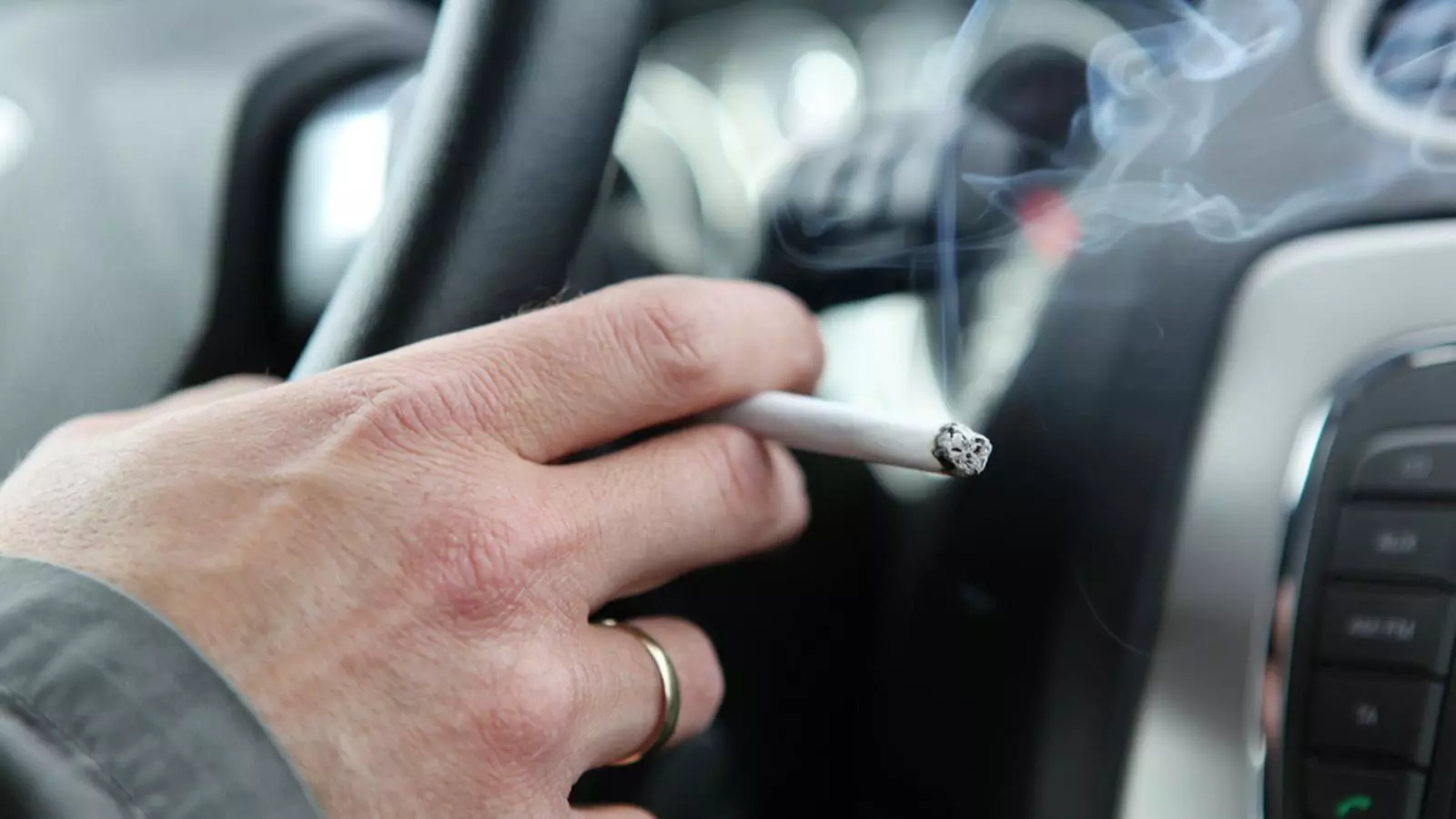 ¿Em poden multar per fumar mentre condueixo?