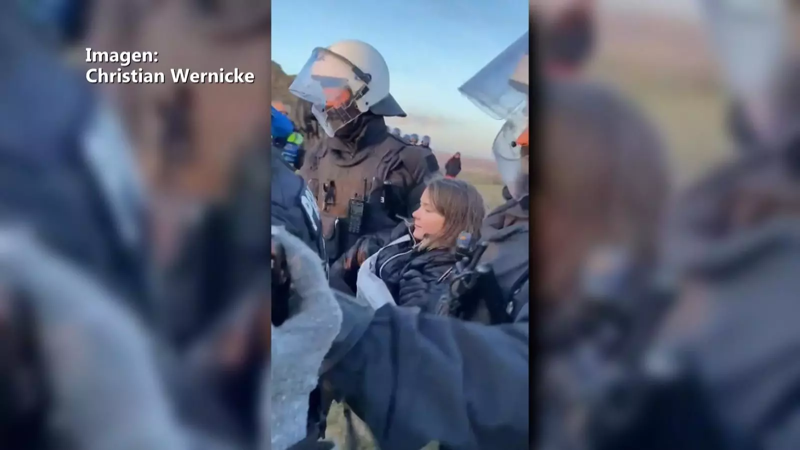 La policia alemanya desallotja a la força Greta Thunberg a una protesta per ampliar una mina de carbó
