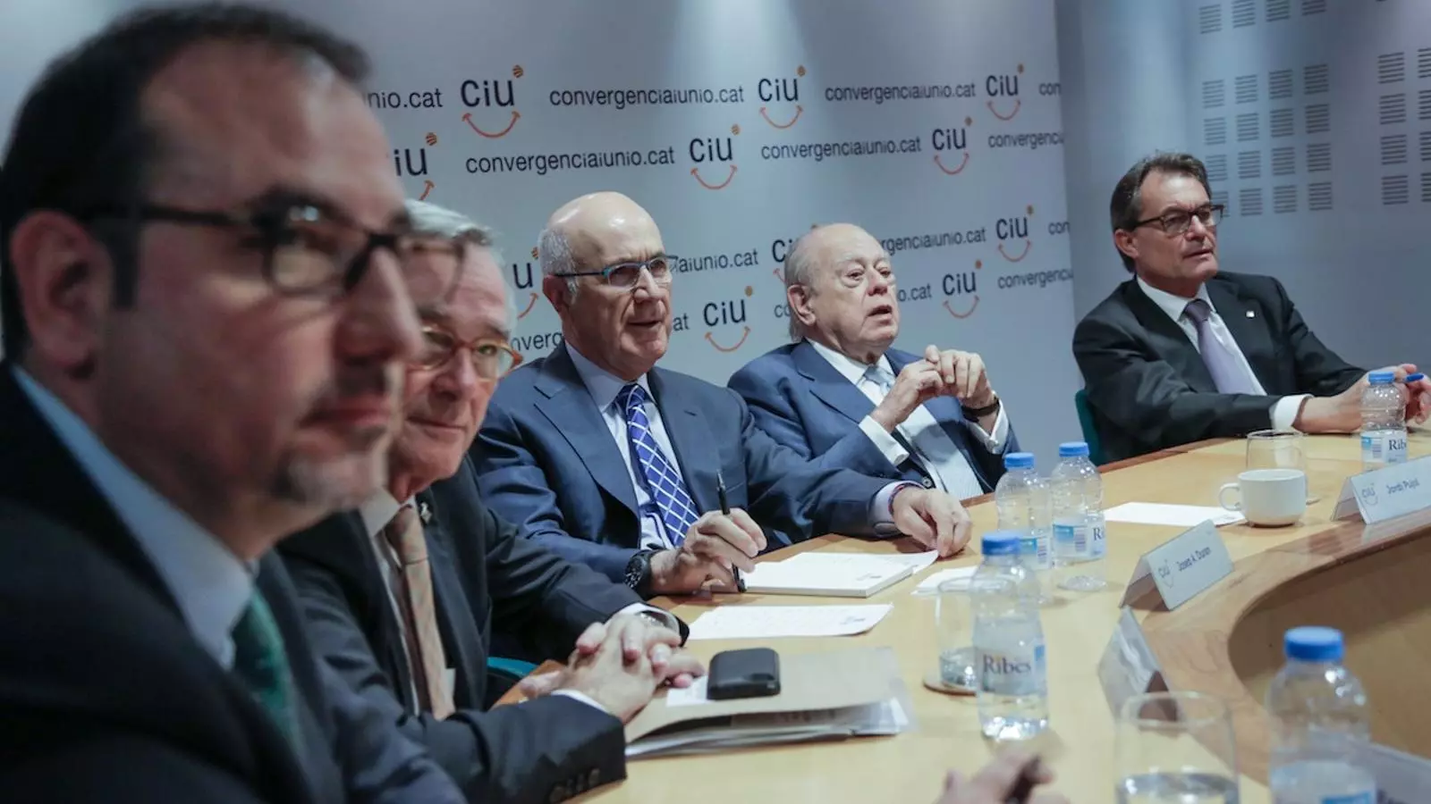 Duran i Lleida, amb Jordi Pujol, Artur Mas i la resta de dirigents de CiU, amb Ramon Espadaler en el primer terme, en la reunió en què el president d'UDC ha comunicat que deixa la secretaria general de la federació / CRISTINA CALDERER