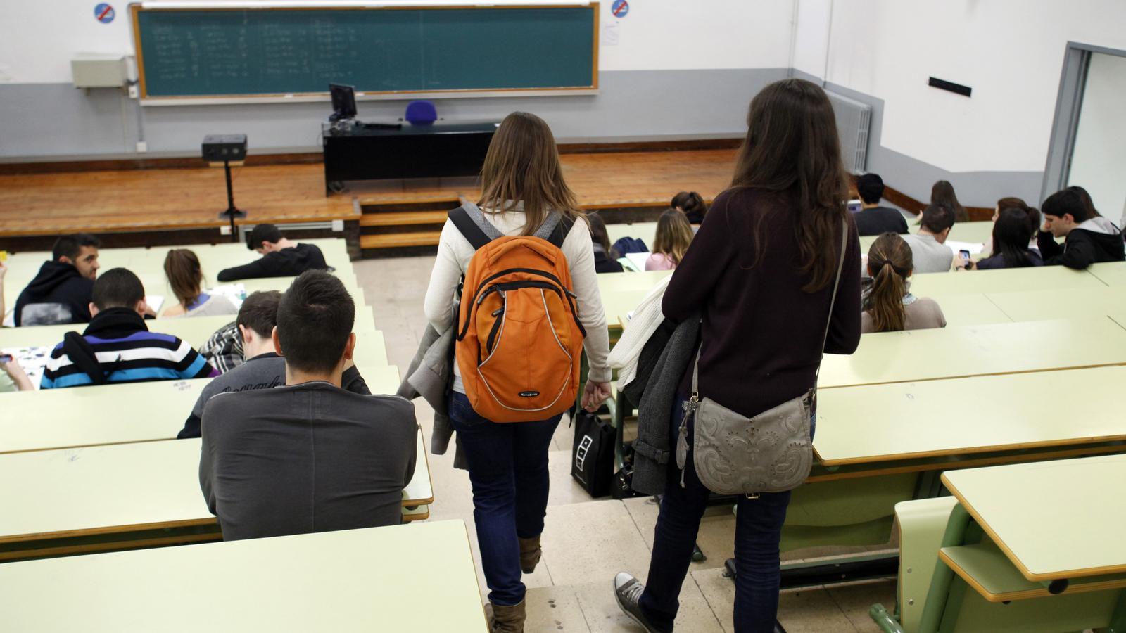 La Universidad de Barcelona pide a una alumna que no lleve al bebé a clase