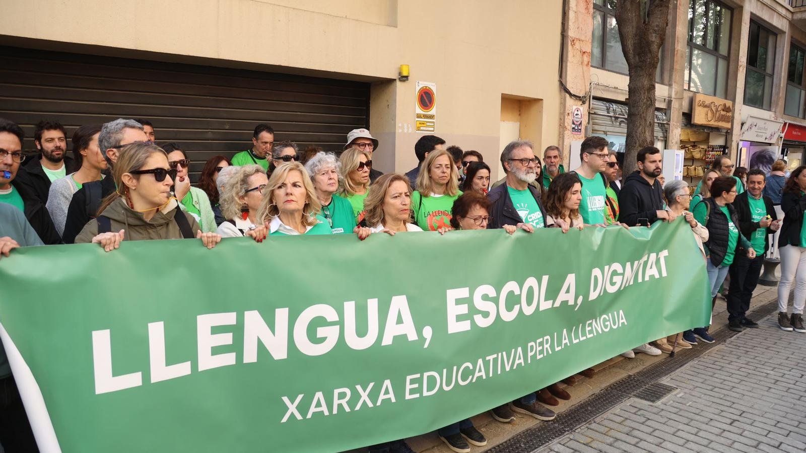 Konzentration des Bildungsnetzwerks für die Sprache vor den Toren des Parlaments.