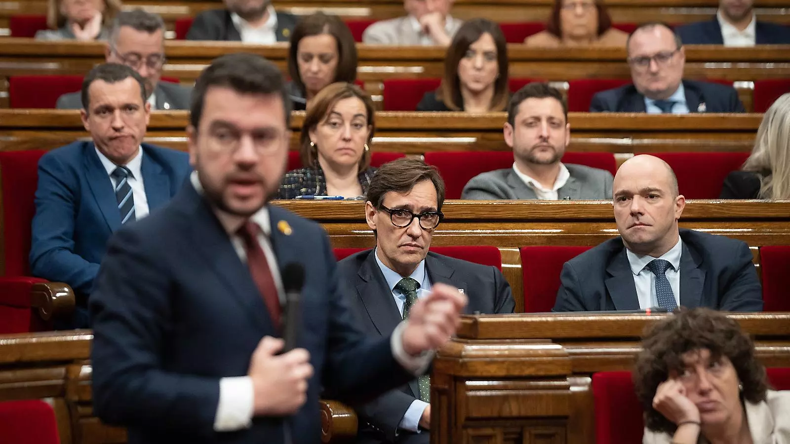 Salvador Illa durant una intervenció de Pere Aragonès al desembre.