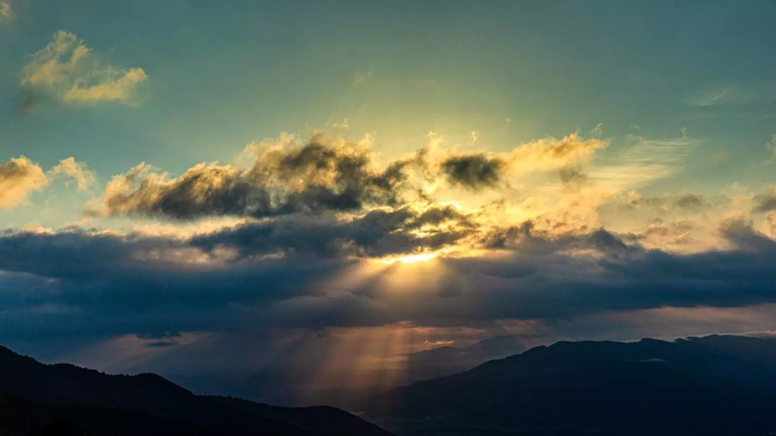 Sortida de sol mig ennuvolada des de Sant Pere de Torelló, a Osona.