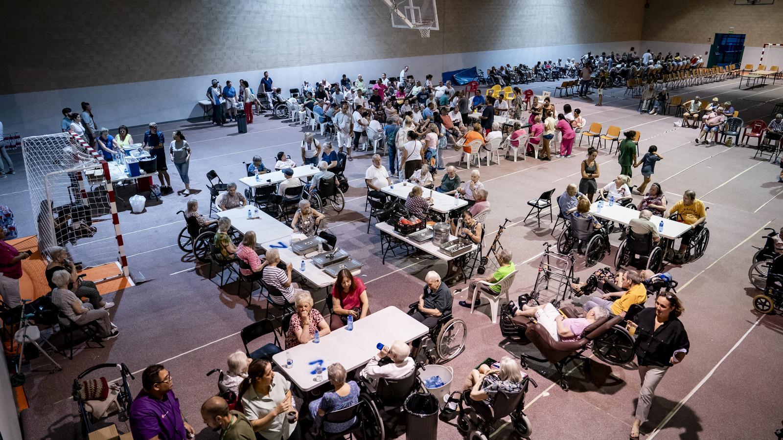 Various people evacuated from the municipality of Llogaret del Fresno, at the sports center of Villamanta, on July 23, 2026, in Villamanta, Madrid