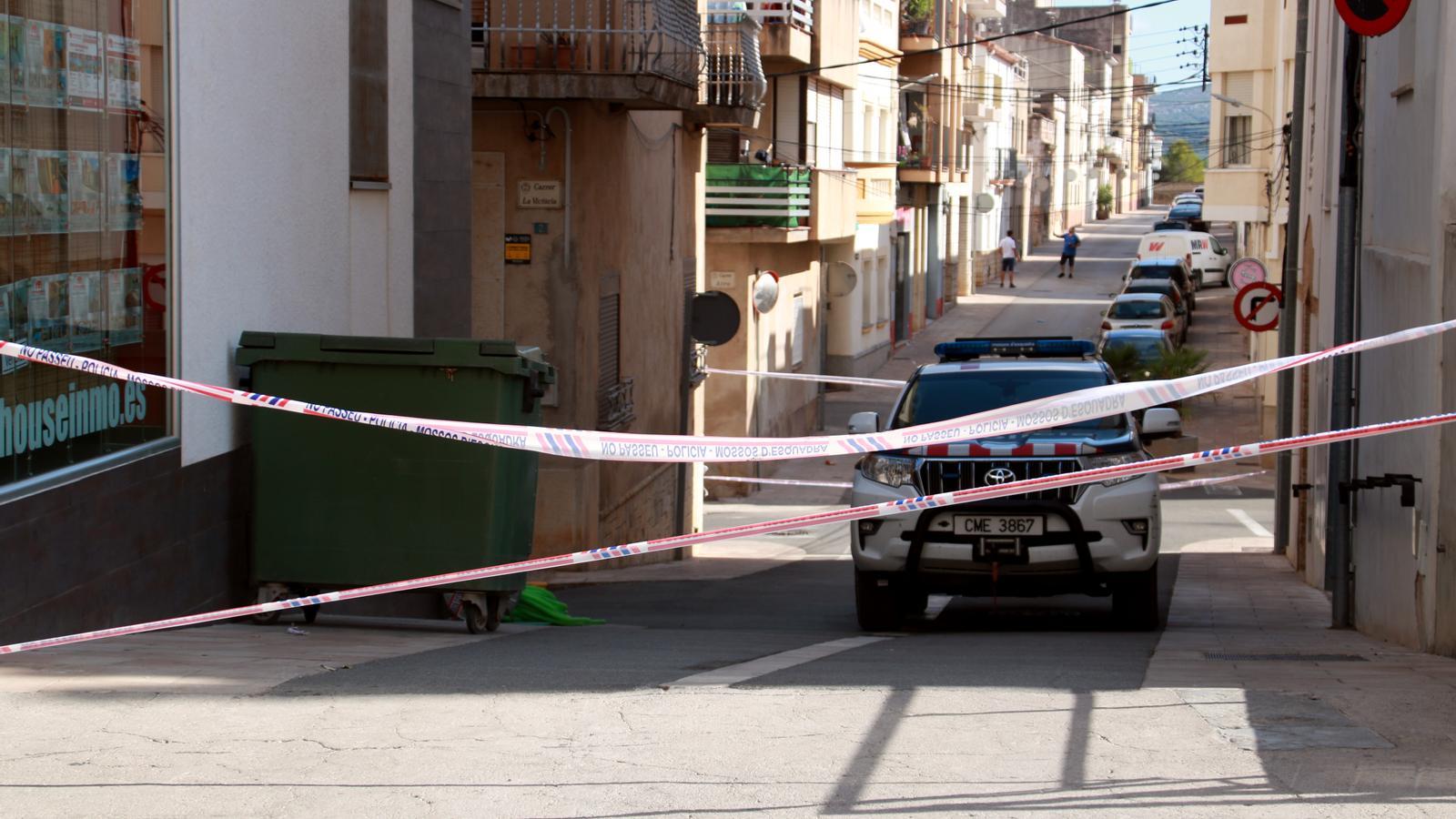 A Mossos d'Esquadra car guards the surroundings of the Santa Bàrbara home where they are searching for a missing baby.