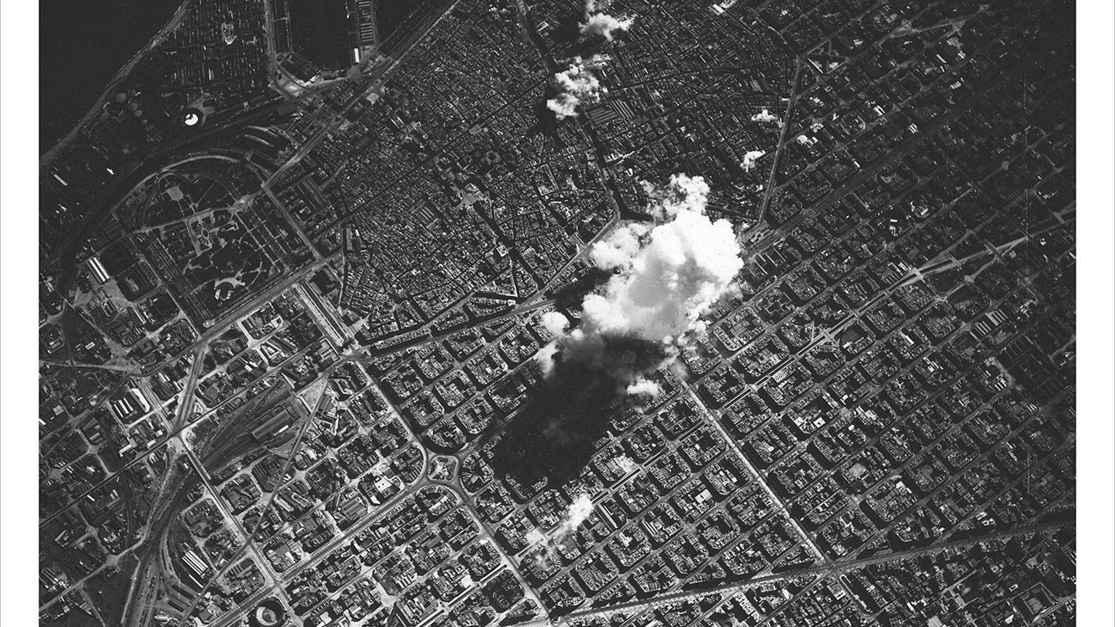 L’aviació feixista italiana bombardejant Barcelona el 17 de març del 1938 és la primera foto de la col·lecció de l’ARA, i serà gratuïta.