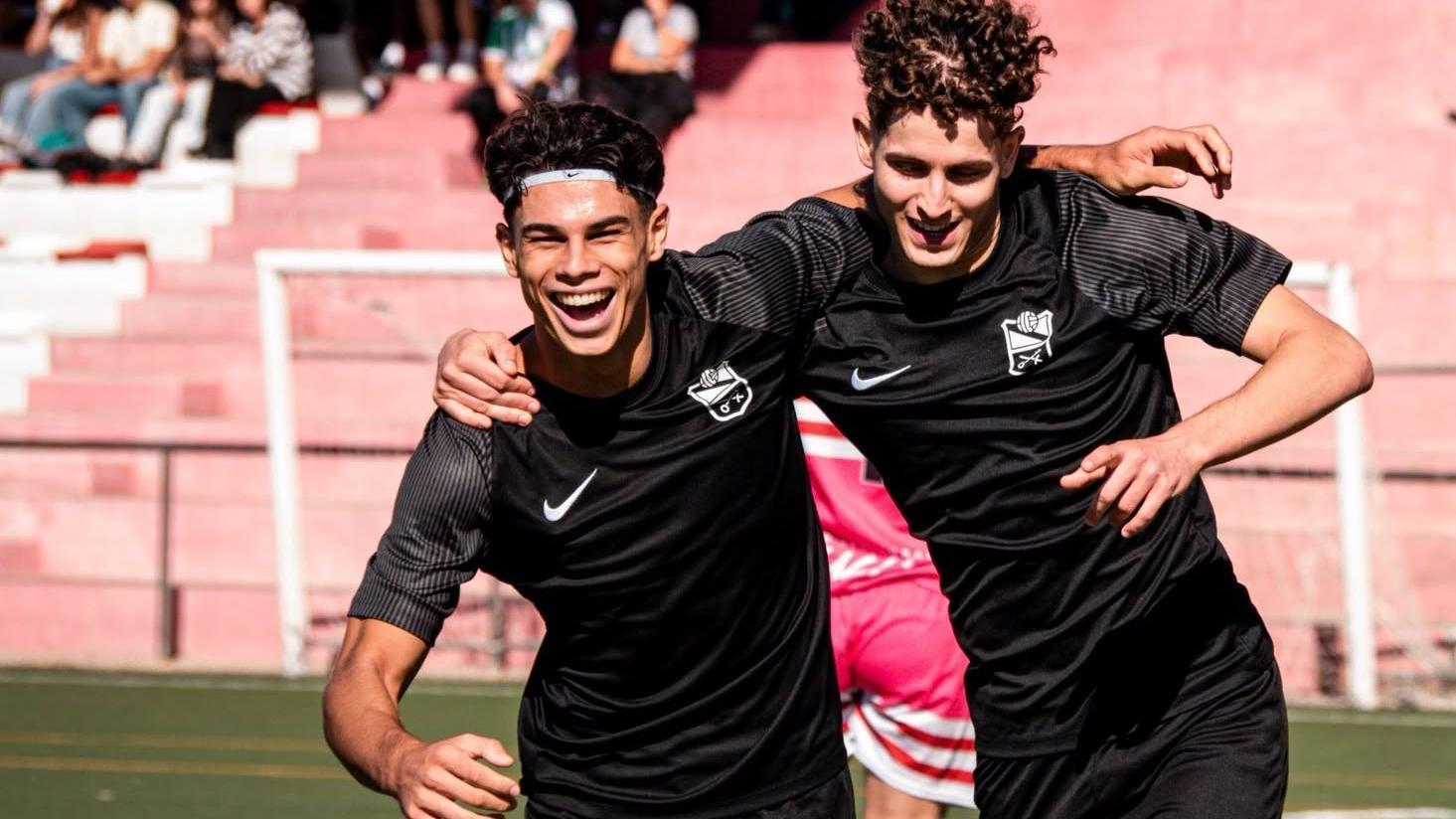 Àlex Prat, a la derecha, celebrando un gol con el Prat contra el Rubí.