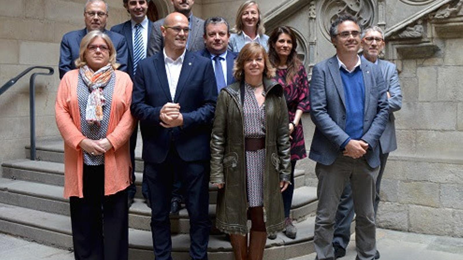 Els consellers Raül Romeva i Meritxell Borràs amb els responsables que han elaborat aquest codi ètic