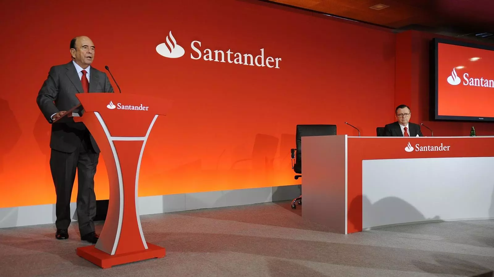 El president del Santander, Emilio Botín, durant la presentació de resultats 2010