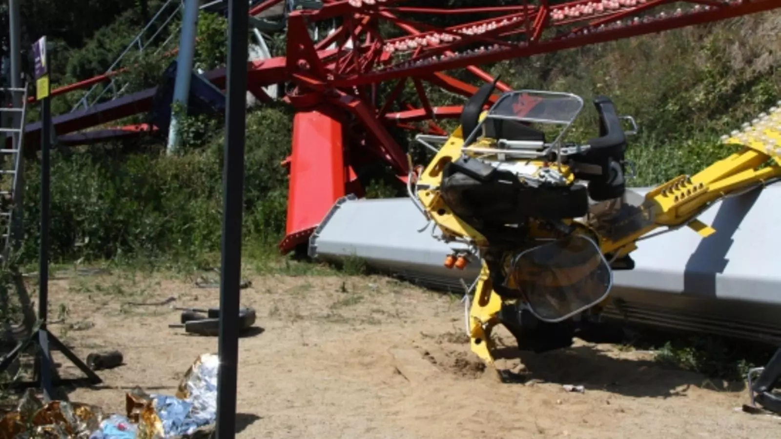 La cistella on anaven els quatre adolescents de l'atracció accidentada el Pèndol del Tibidabo de Barcelona / ACN