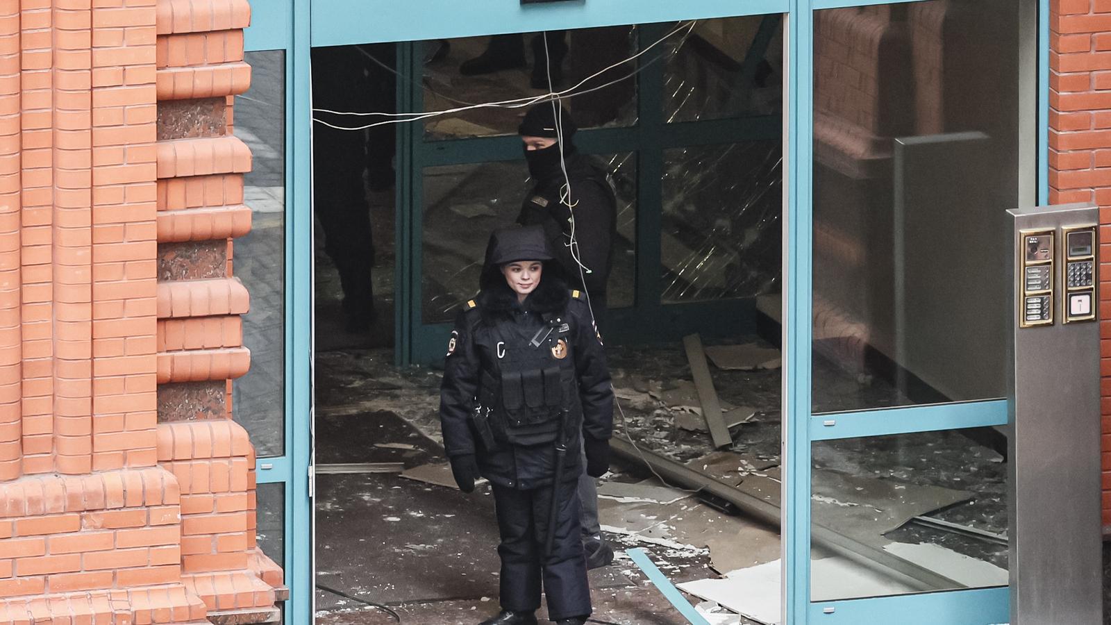 Una explosión mata a un paramilitar ruso en un edificio en Moscú.