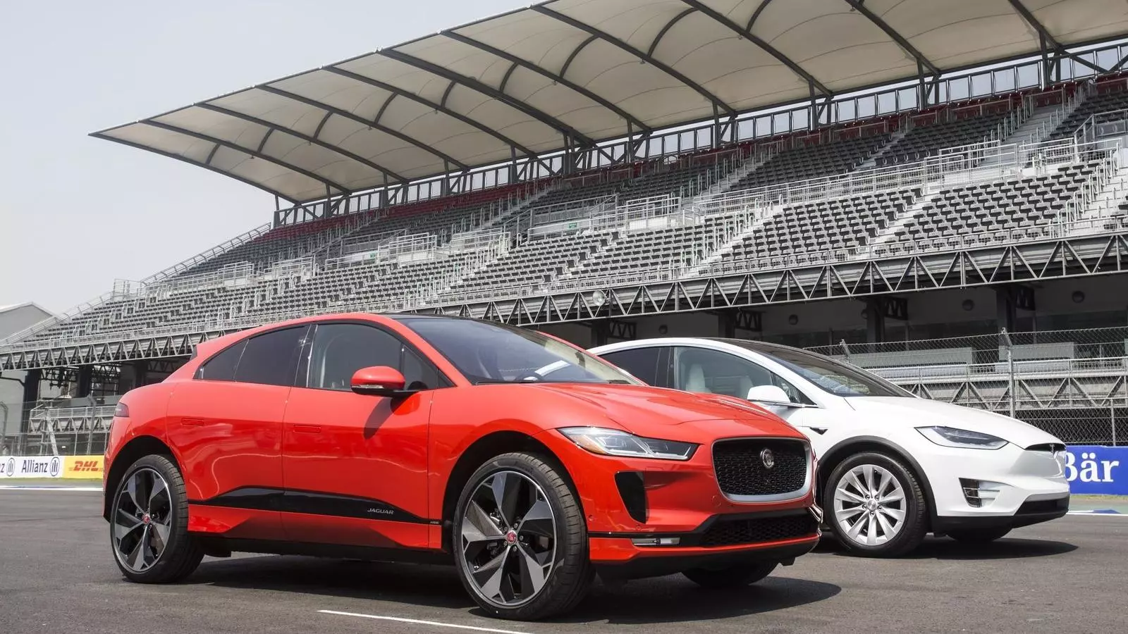 El Jaguar I-PACE desafia al Tesla Model X a una carrera (Vídeo)