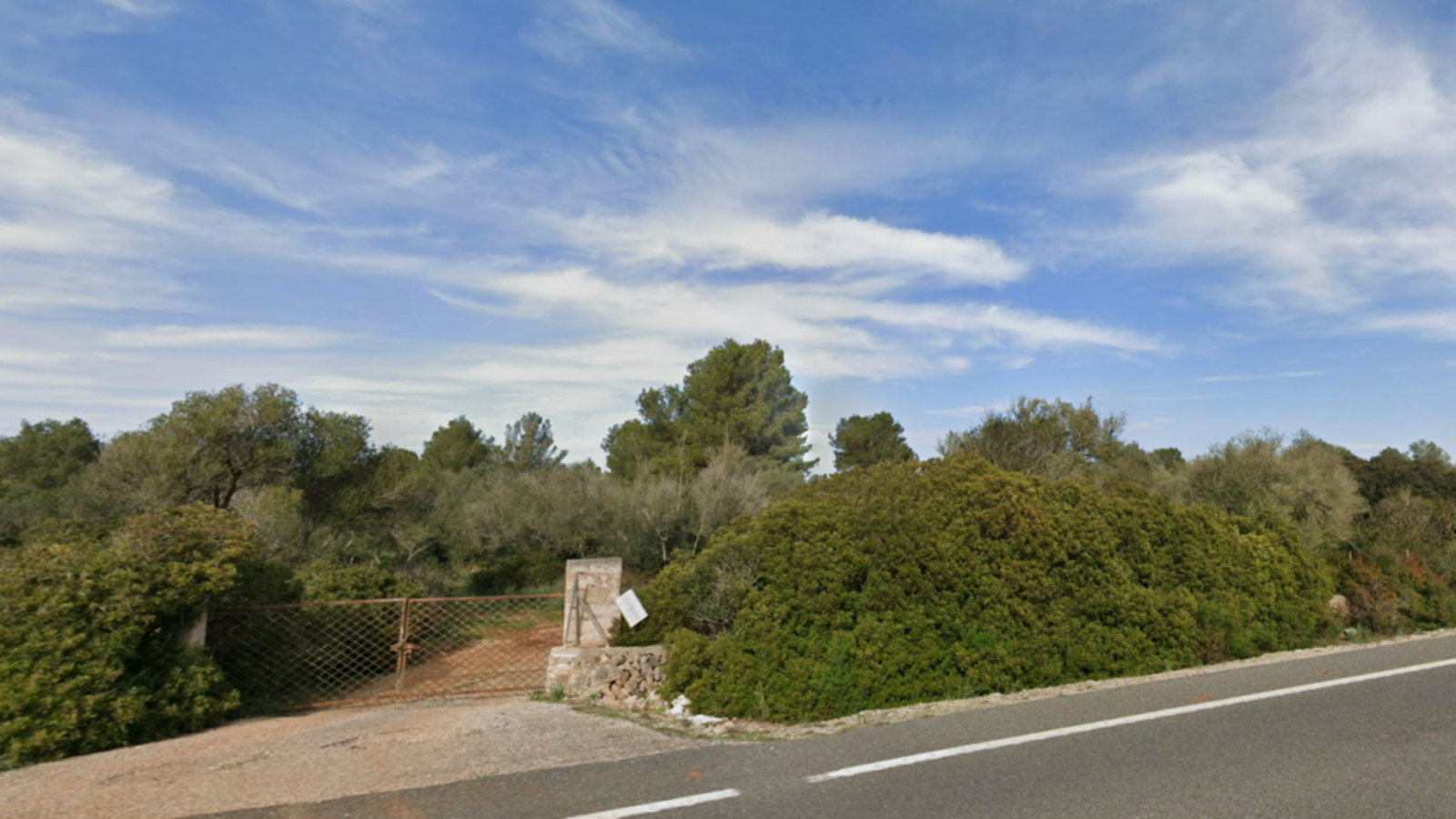 The estate of ses Planes borders on its south side with the Sineu road.