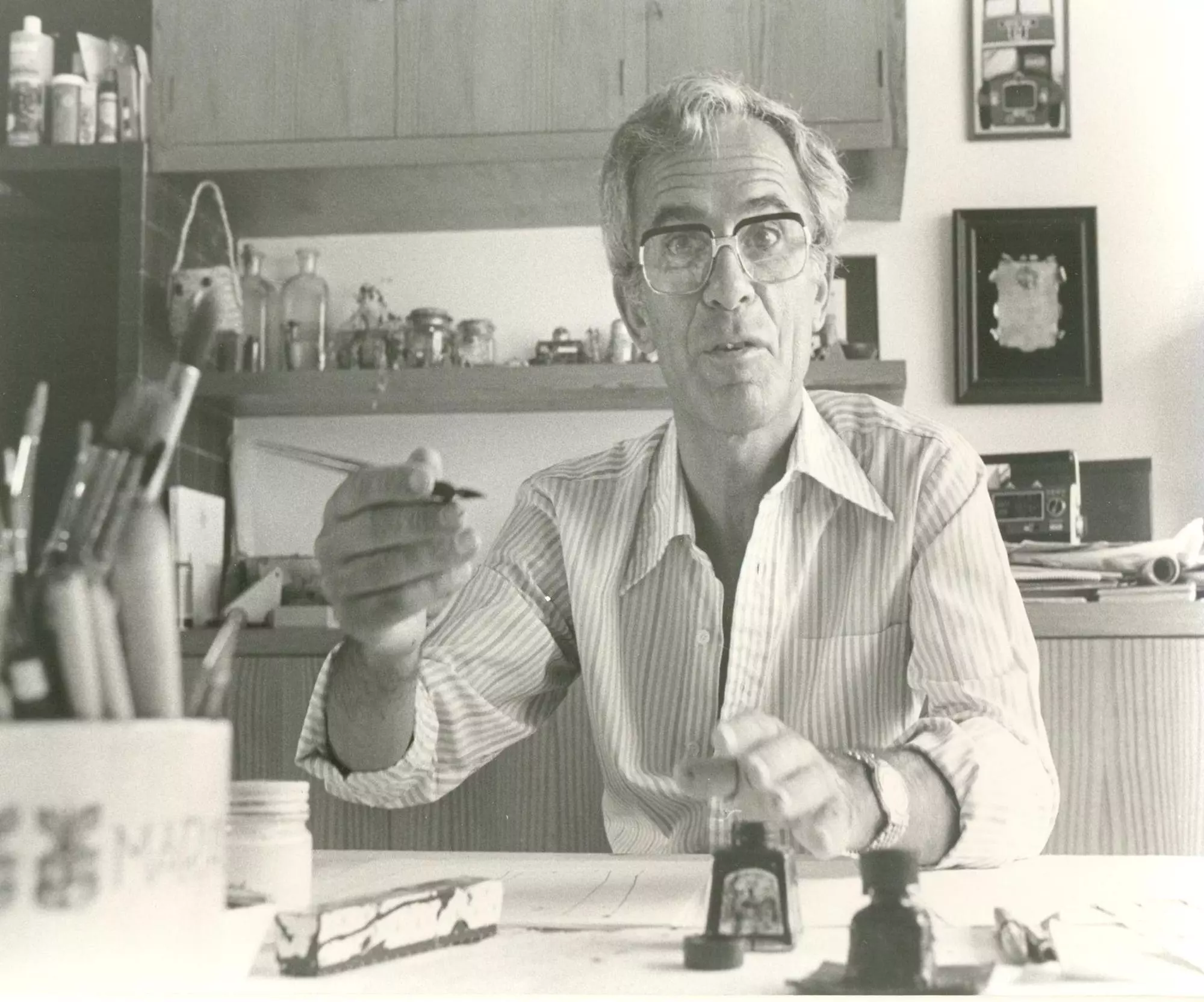Francesc Vila i Rufas (1927- 2006), més conegut com a Cesc, és un dels referents pioners de l’humor gràfic català. Retratista de la vida quotidiana, les seves vinyetes es caracteritzen per una forta sensibilitat social, amb una tendresa tenyida de desencant que experessava a través d’un estil espontani, basat en una línia senzilla i delicada que l’emparenta amb altres dibuixants contemporanis com Quino o Sempé.