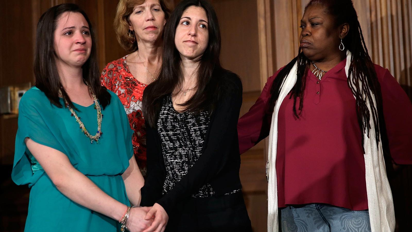 Abans de la votació, alguns familiars de les víctimes de la massacre a l'escola Sandy Hook s'esperaven a les portes del Senat