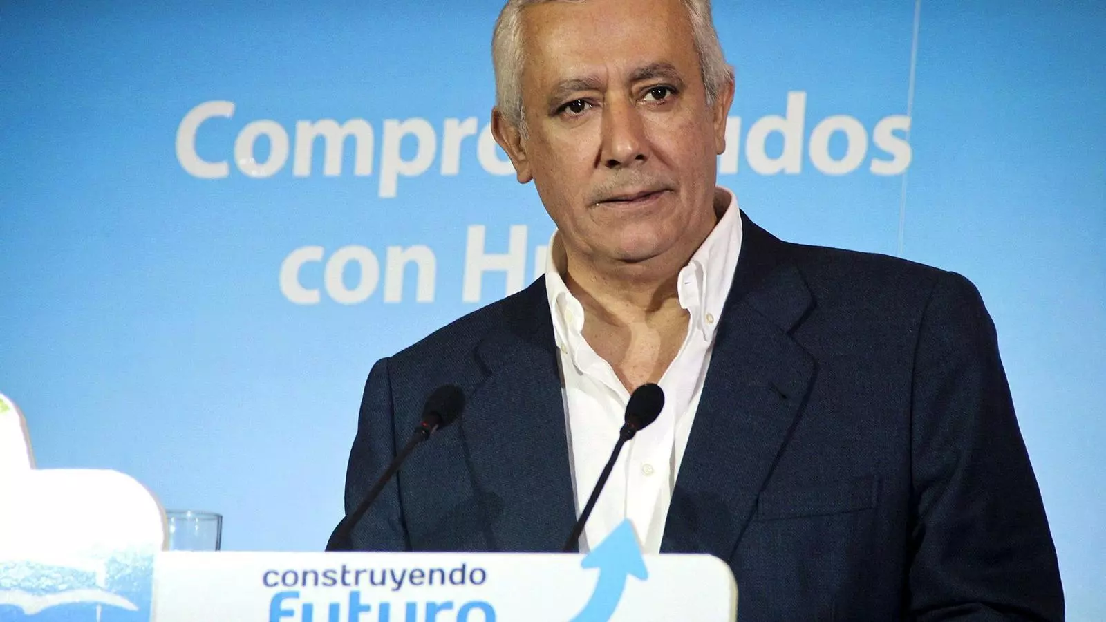 TOT ESPERANT EL FRACÀS DE L'ENTESA CIU-ERC
El PP confia que un eventual acord de legislatura entre nacionalistes i republicans està condemnat a implosionar per les seves contradiccions internes. Els populars planegen intensificar la pressió sobre el futur govern per fer-lo descarrilar. Javier Arenas (a la imatge) va dir ahir que ERC creix cada vegada que CiU "es radicalitza".