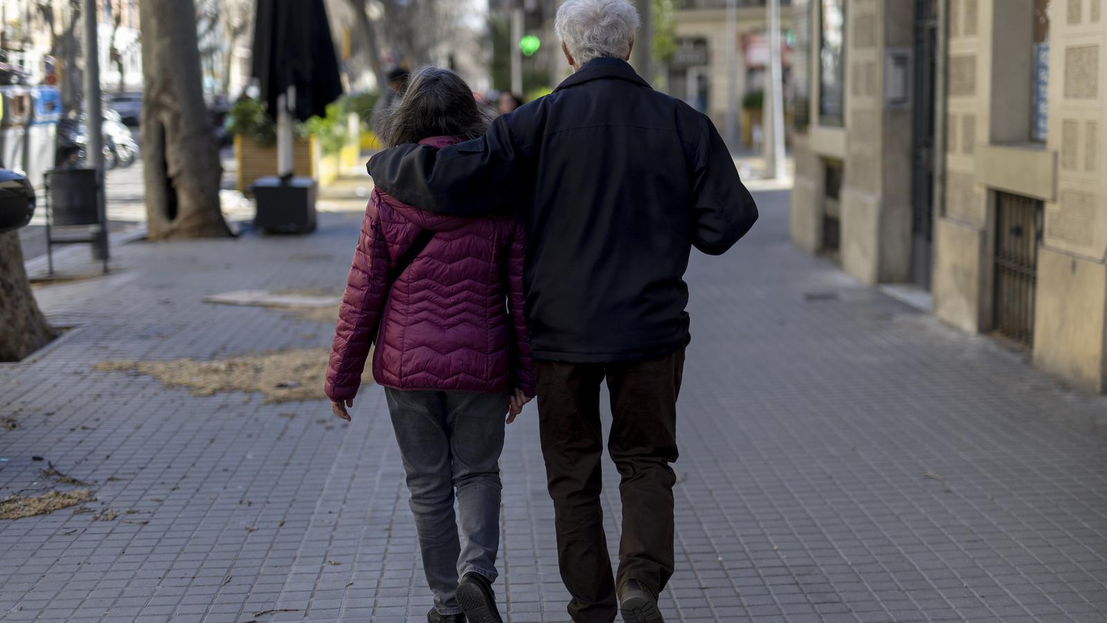 Una pareja caminando por Barcelona
