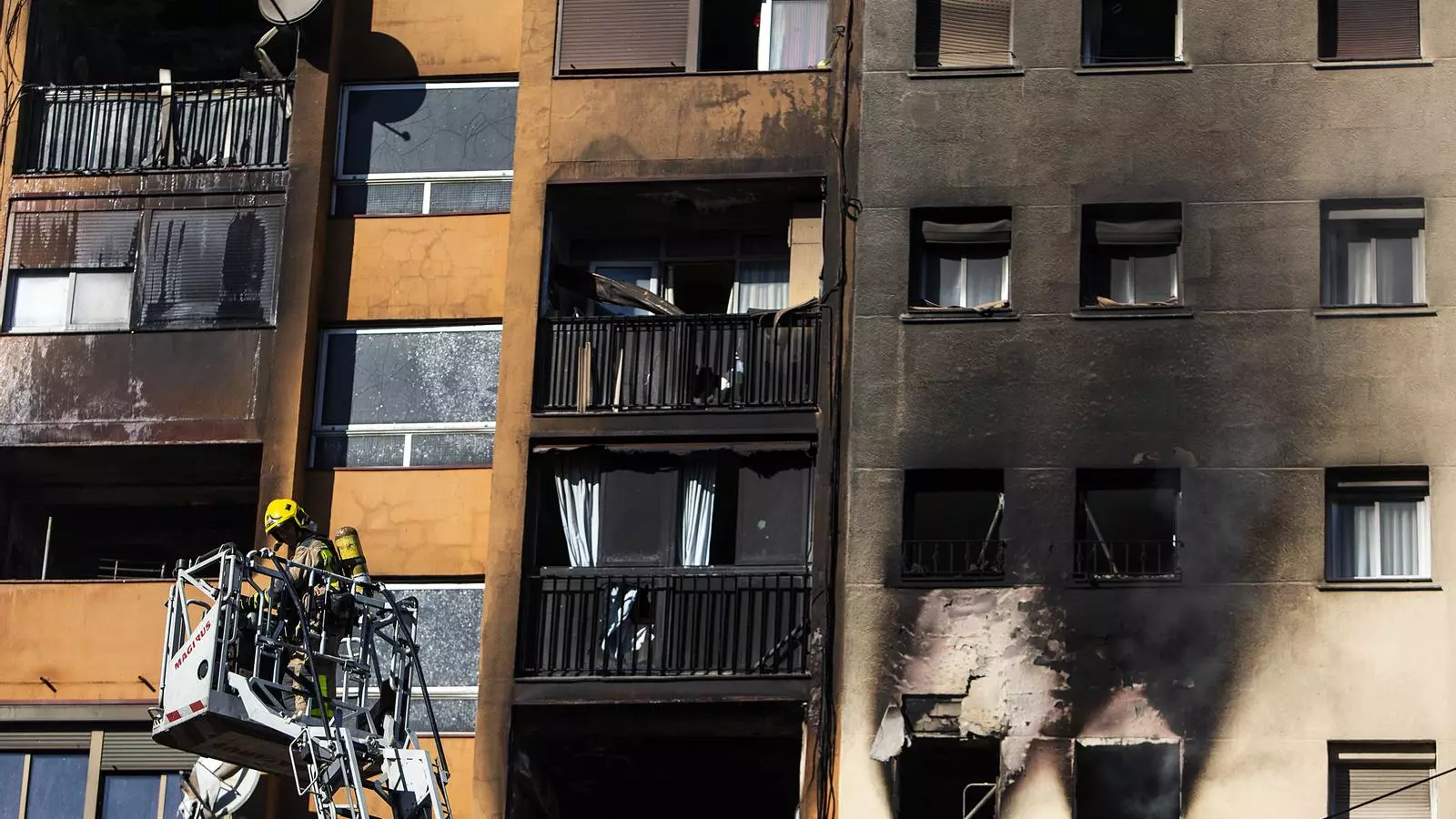 Els bombers, treballant a l'edifici incendiat el passat dissabte