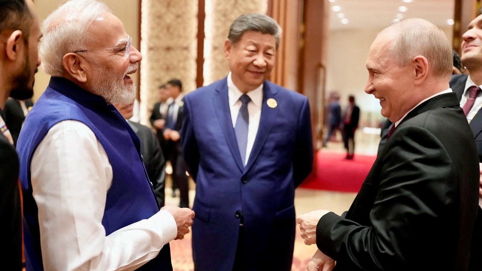 The Prime Minister of India, Narendra Modi, and the Russian President, Vladimir Putin, in the presence of the Chinese President, Xi Jinping, during the BRICS summit in New Delhi.