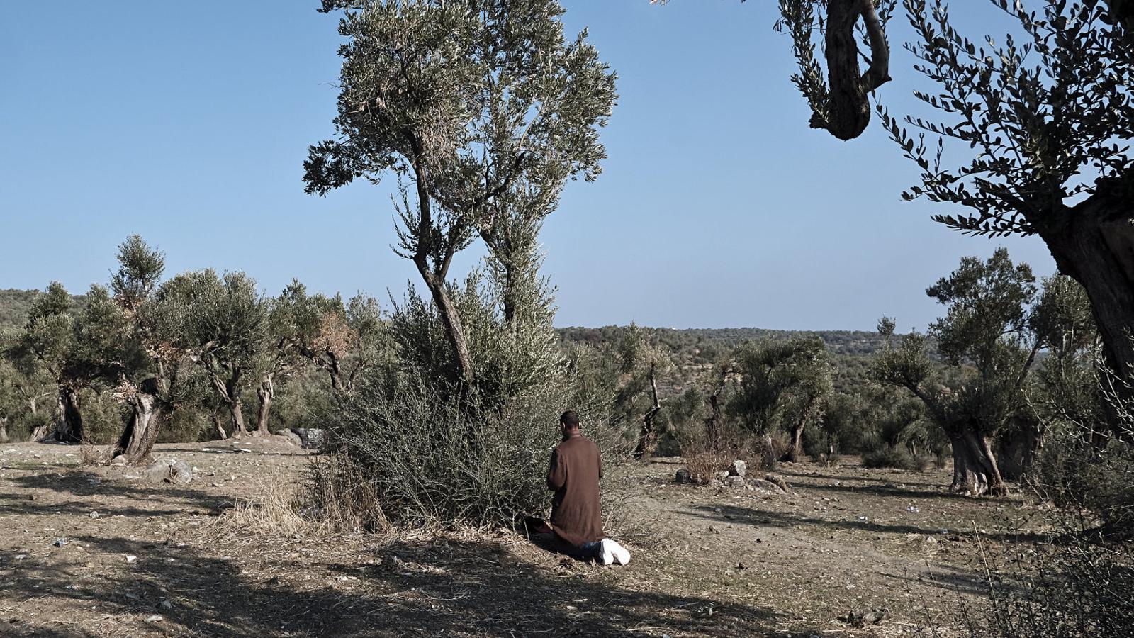 Un home resant al camp que envolta el centre d’internament de refugiats de Mória,  a l’illa de Lesbos, a Grècia.