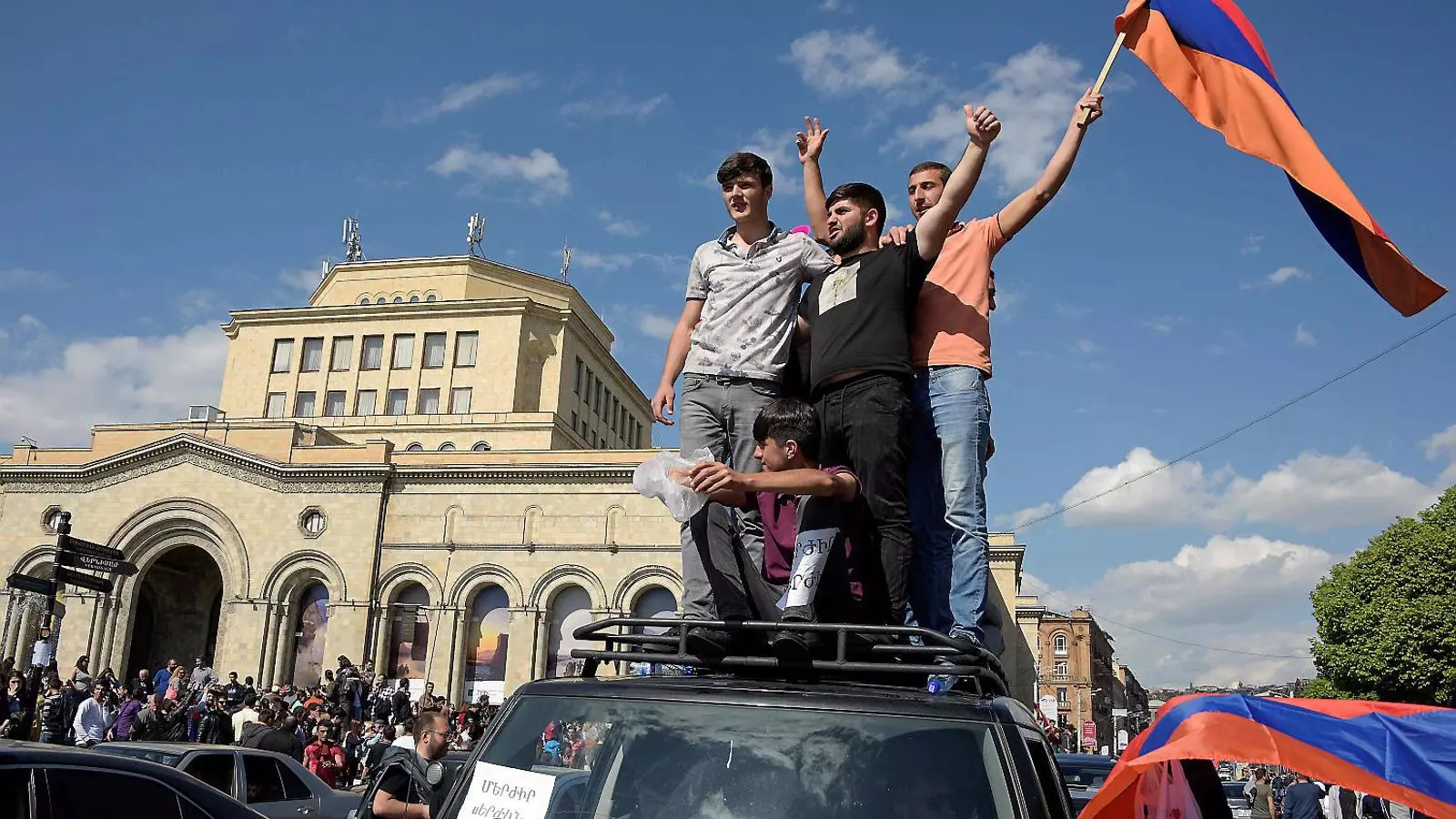 Armenis celebrant la dimissió del primer ministre i expresident, Serj Sargsian, a Erevan.