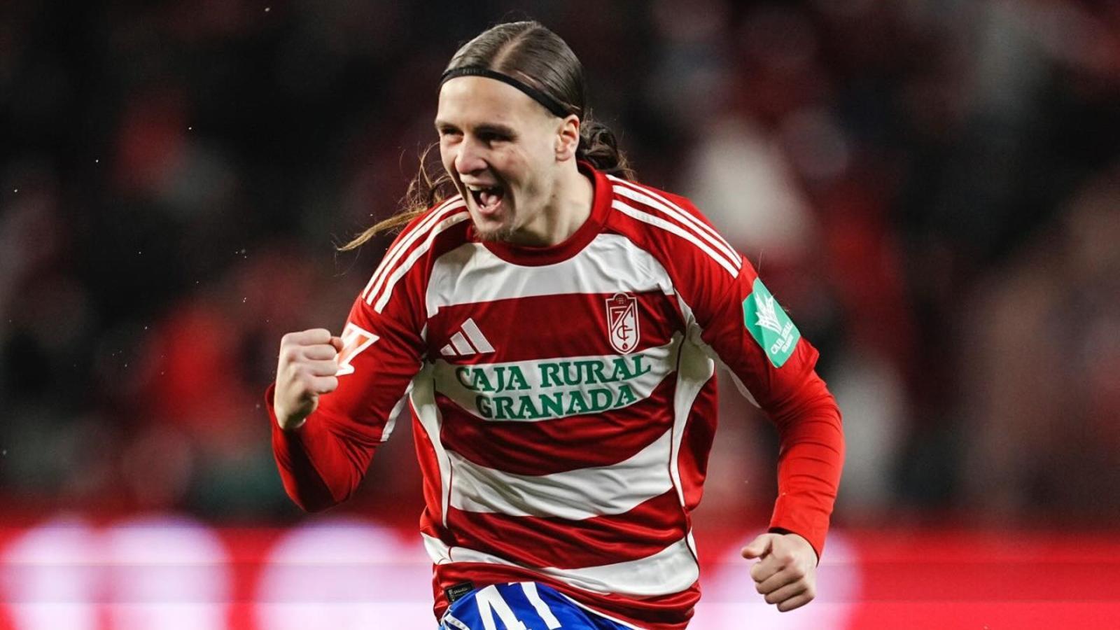 Izan González jugando con el Granada.